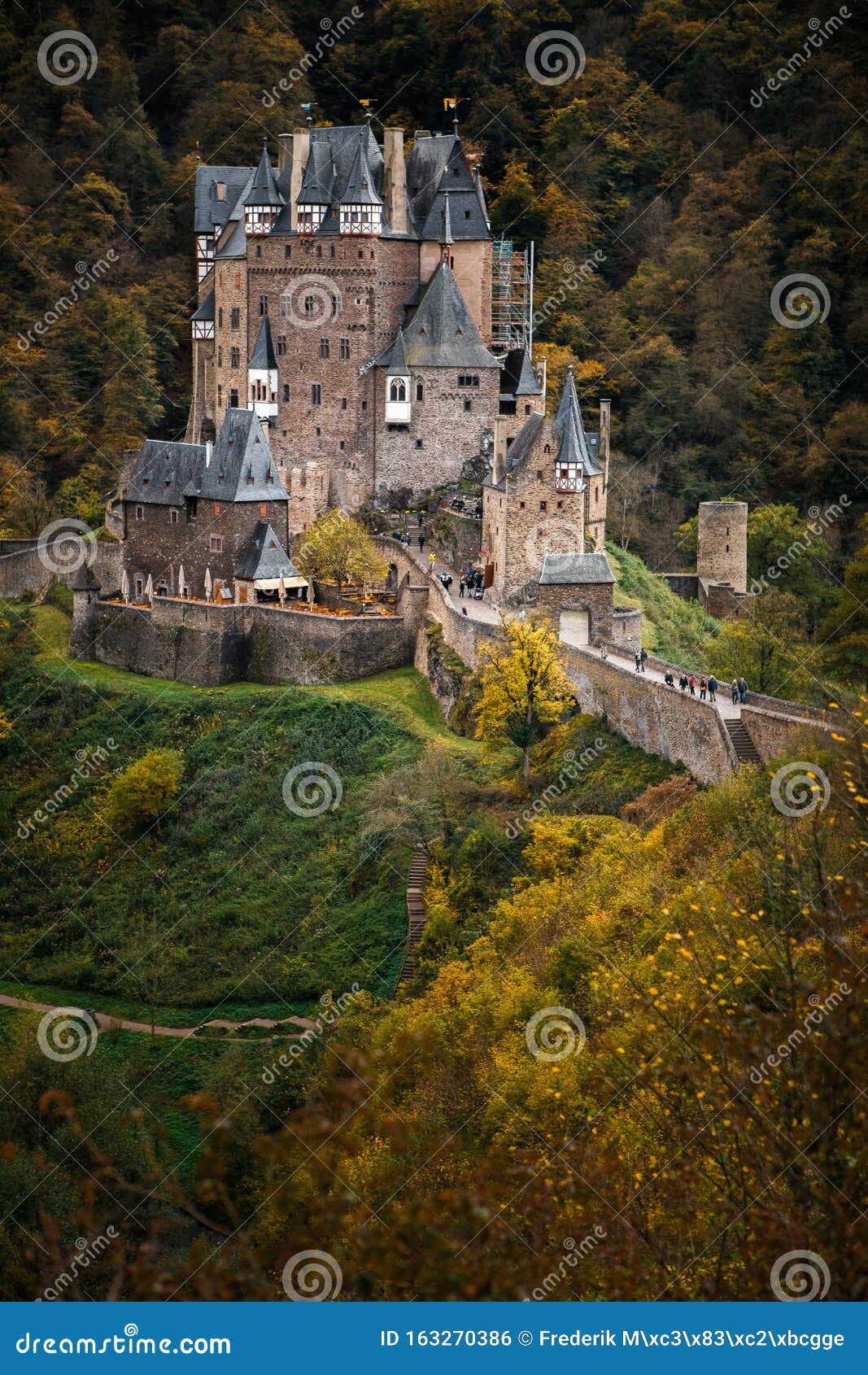 Castello Di Burg Eltz In Autunno In Germania Visualizza Da Uscita Fotografia Stock Immagine Di Struttura Valle
