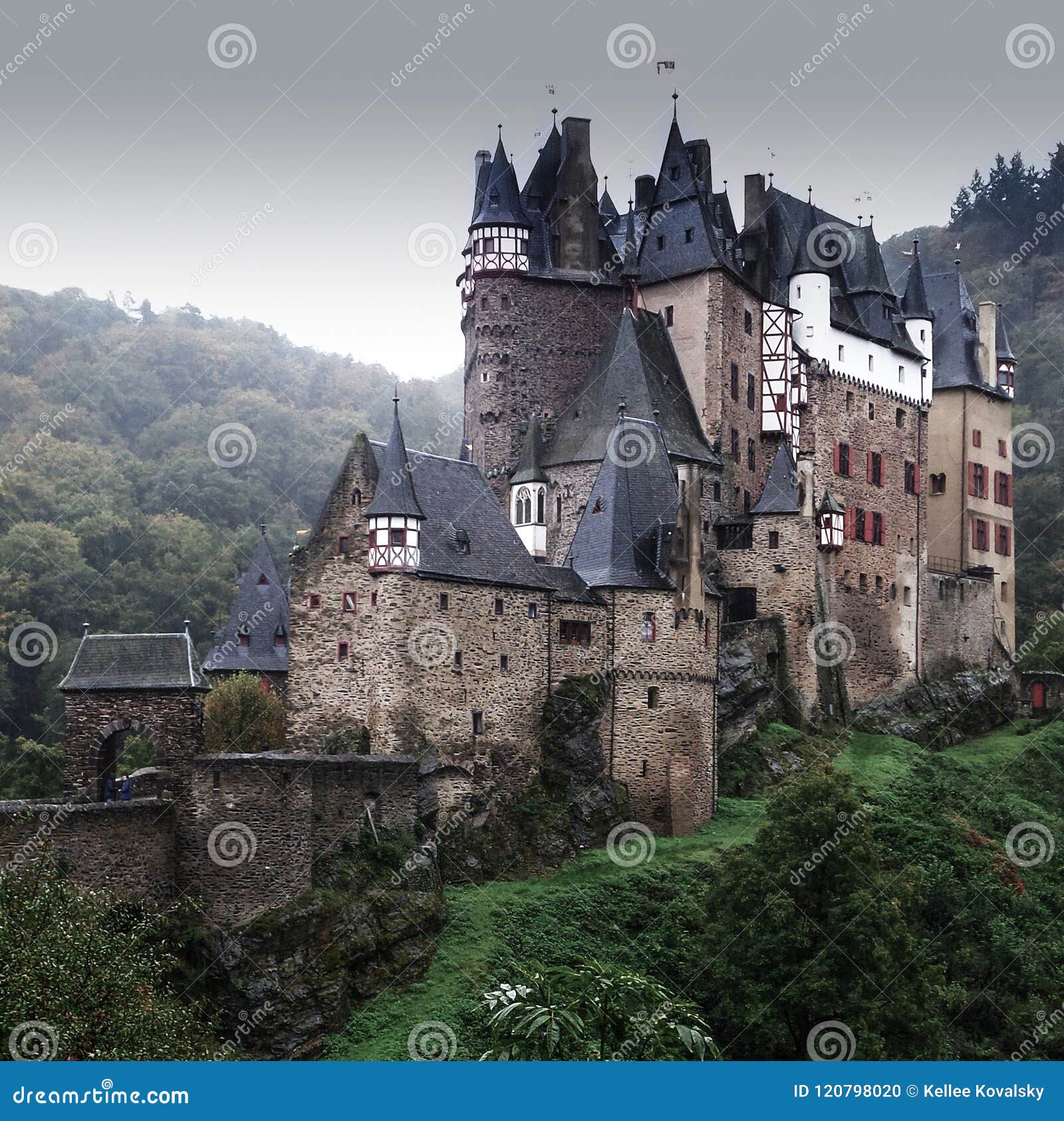 Castello Di Eltz In Germania Un Giorno Piovoso Grigio Immagine Editoriale Immagine Di Storia Medioevale