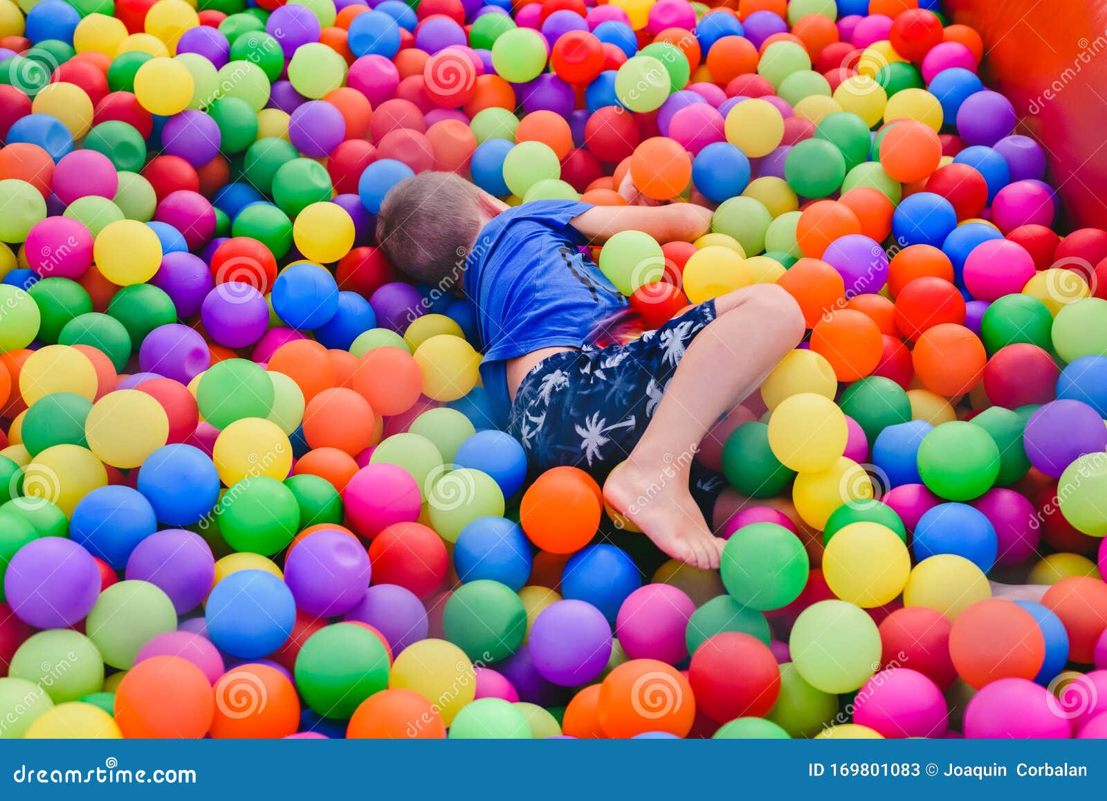 Castello Gonfiabile Pieno Di Palline Colorate Per Bambini Che Saltano  Immagine Stock - Immagine di divertente, bambini: 169801083