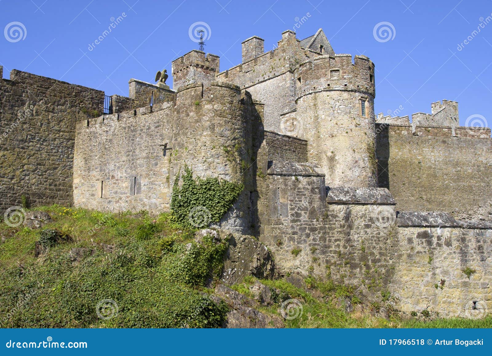 Castelo de Cahir em Ireland. Castelo de Cahir (Cathair Dhuin Iascaigh) no condado Tipperary, Ireland do sul