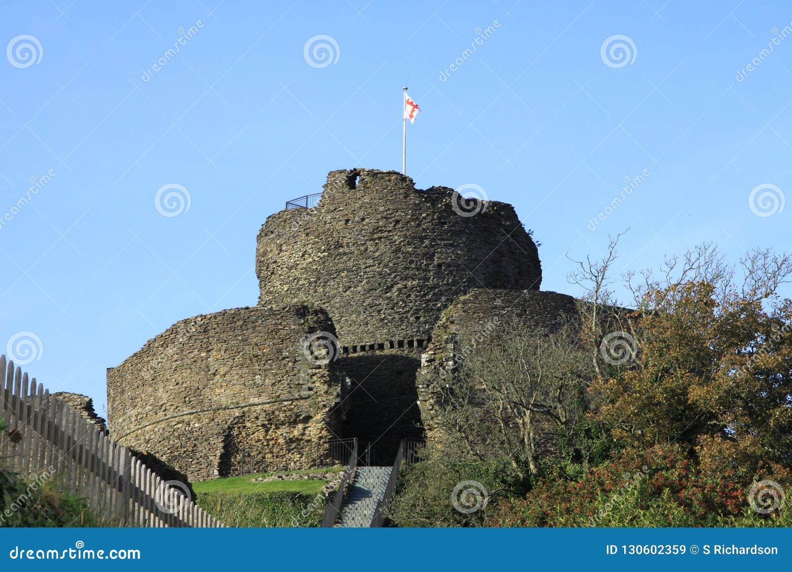 O castelo de Launceston é ficado situado na cidade de Launceston, Cornualha, Inglaterra Foi construído provavelmente por Robert a contagem de Mortain depois de 1068, e compreendeu inicialmente um castelo da terraplenagem e da madeira com um grande motte em um canto