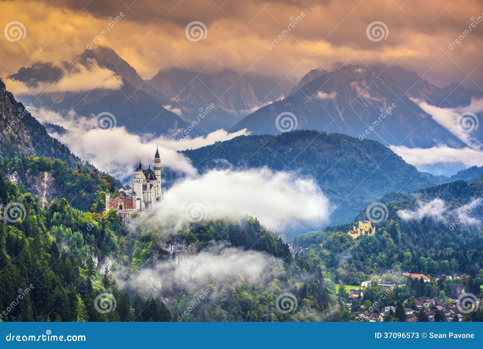 Castelo de Neuschwanstein. Castelo de Neschwanstein nos cumes bávaros de Alemanha.