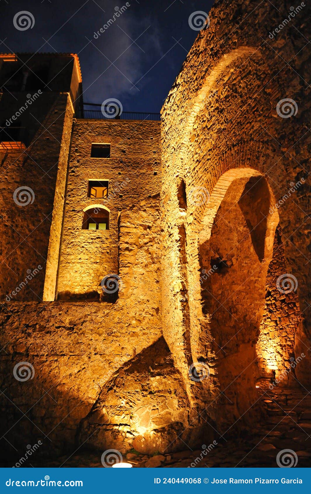 castillo de castellar de la frontera de noche, provincia de cÃÂ¡diz, espaÃÂ±a