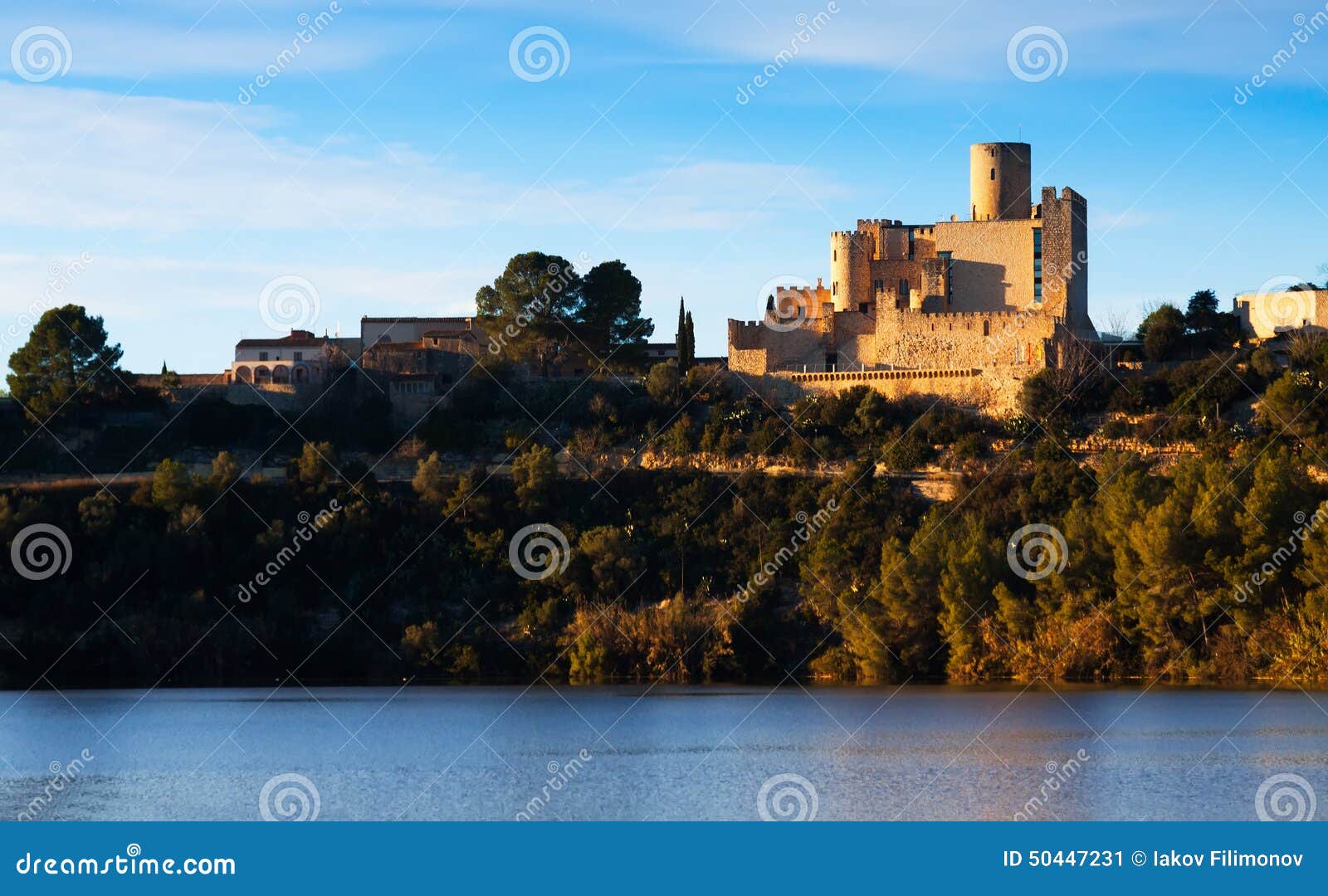 Castillo de Castellet y la ermita de San Pedro del lago Cataluña, España
