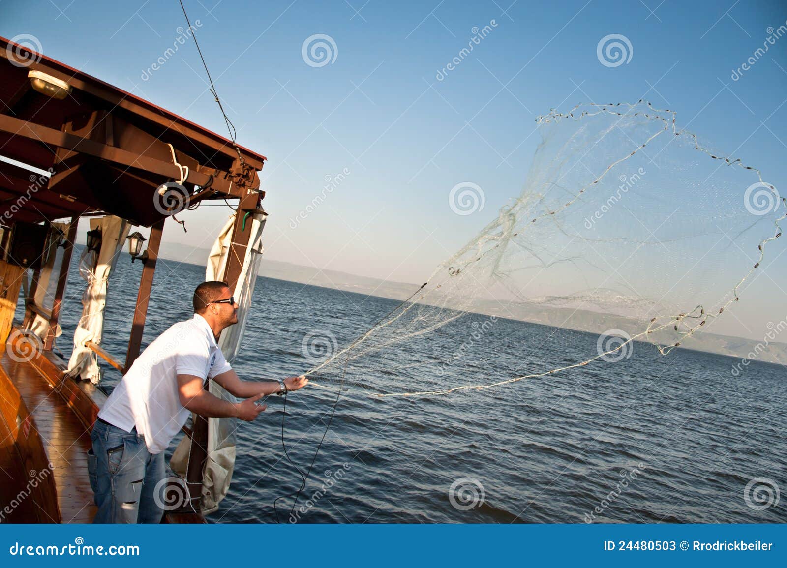 https://thumbs.dreamstime.com/z/casting-nets-sea-galilee-24480503.jpg