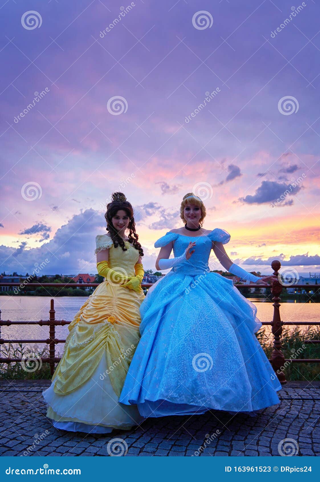 Princess Elsa and Anna from Frozen 2 Magical Journey. this Event is a  Promotion for New Disney Blockbuster Movie Editorial Image - Image of  dress, castle: 164197410