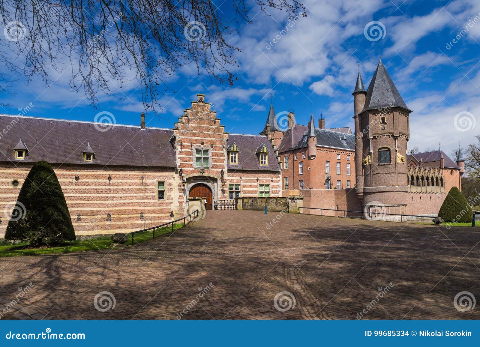 castle kasteel heeswijk in netherlands