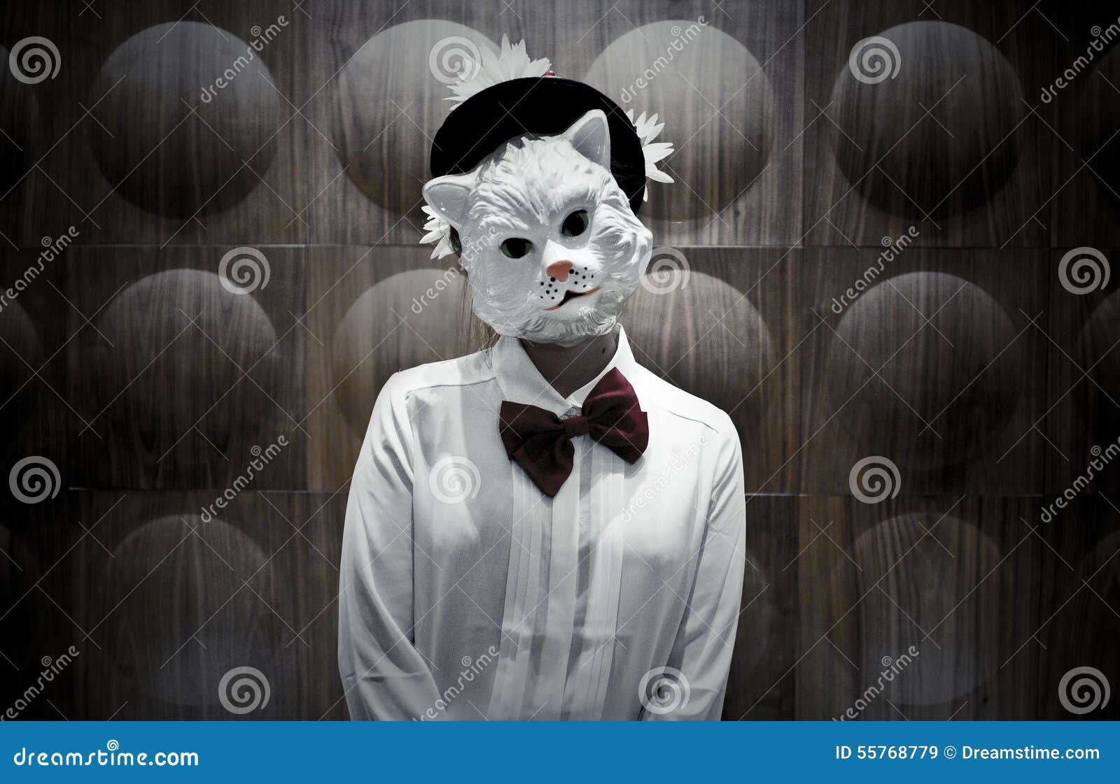 Кто под маской кота в 5. Человек в маске кота. Человек с маской котика. Чел в маске кота. Человек в белой маске кота.
