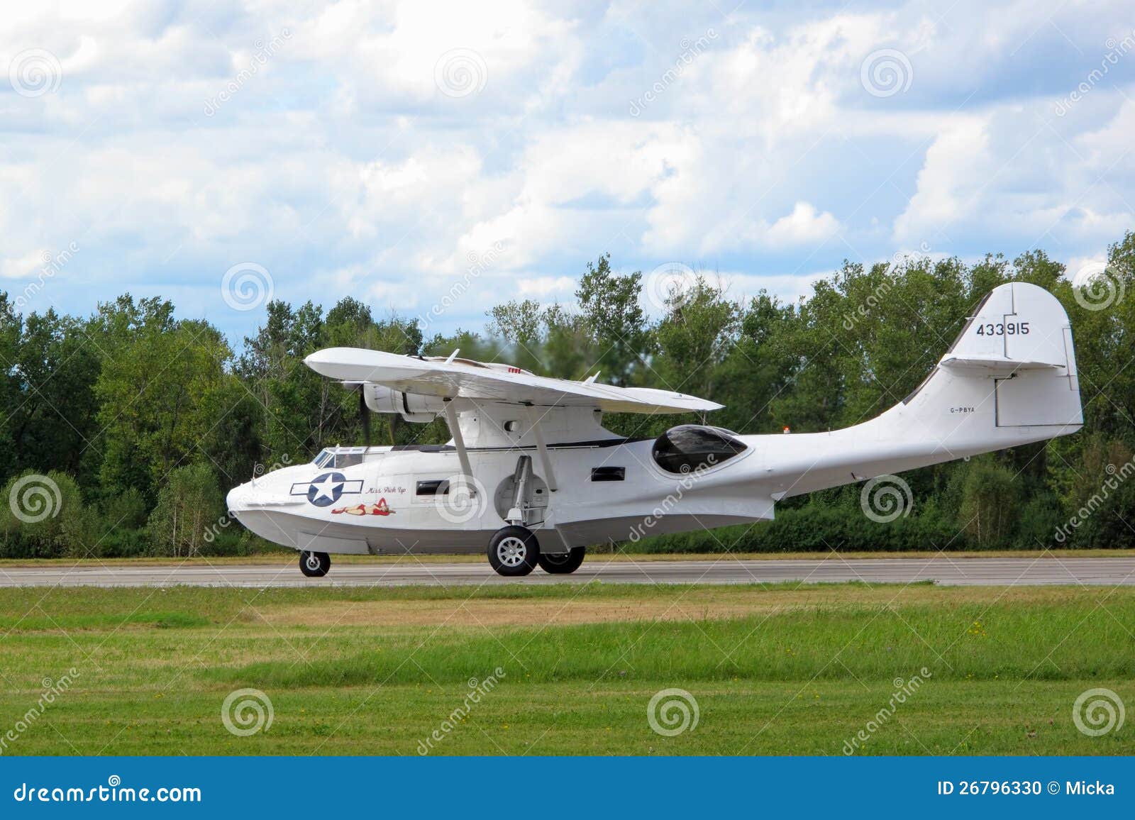 Catalina seaplane landing editorial image. Image of gear 26796330