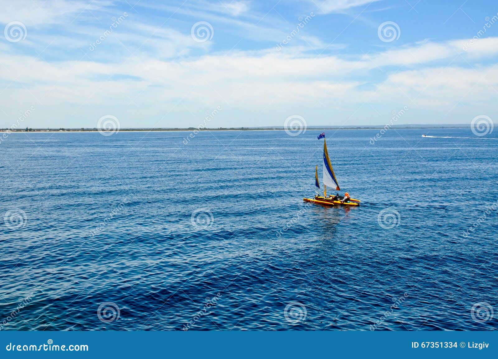 Catamaran : L'Océan Indien paisible. BUSSELTON, WA, AUSTRALIA-JANUARY 15,2016 : Le catamaran avec la personne sur l'Océan Indien de calme arrose dans Busselton, Australie occidentale un jour d'été