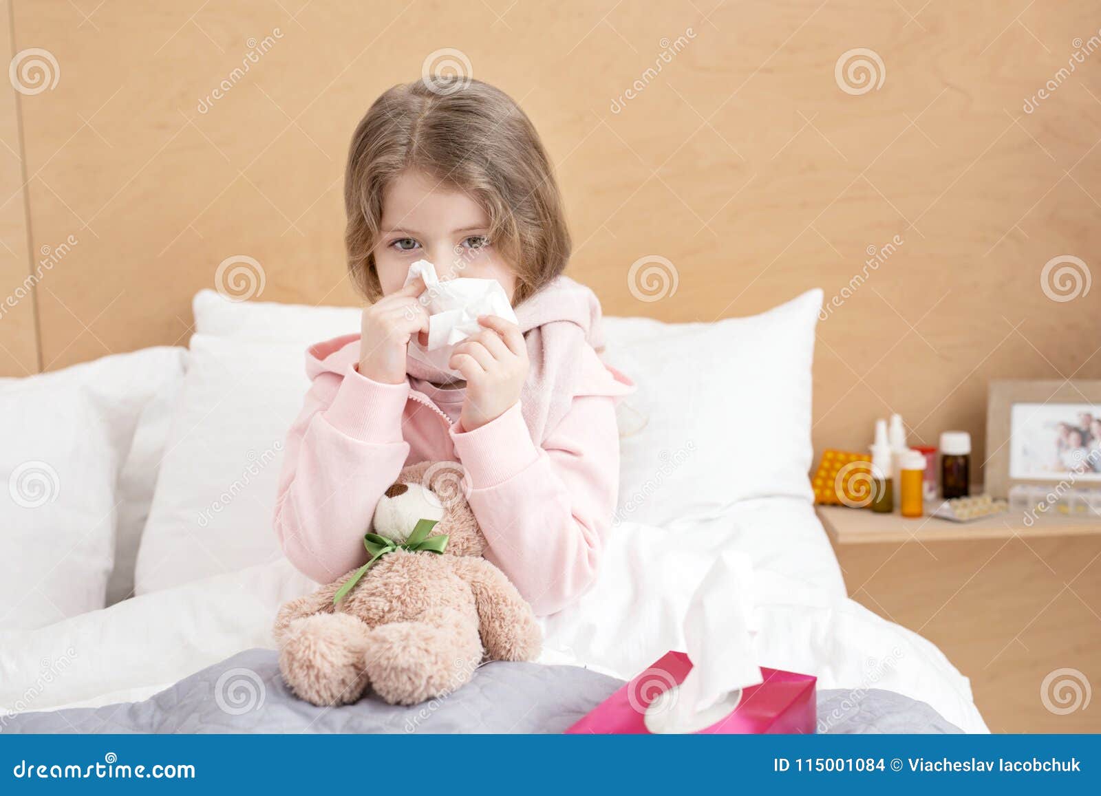 Месяц болею бронхитом. Девочка заболела. Девочка заболела для дошкольников. Часто болеющие дети. Простуда у девочки ребенка.