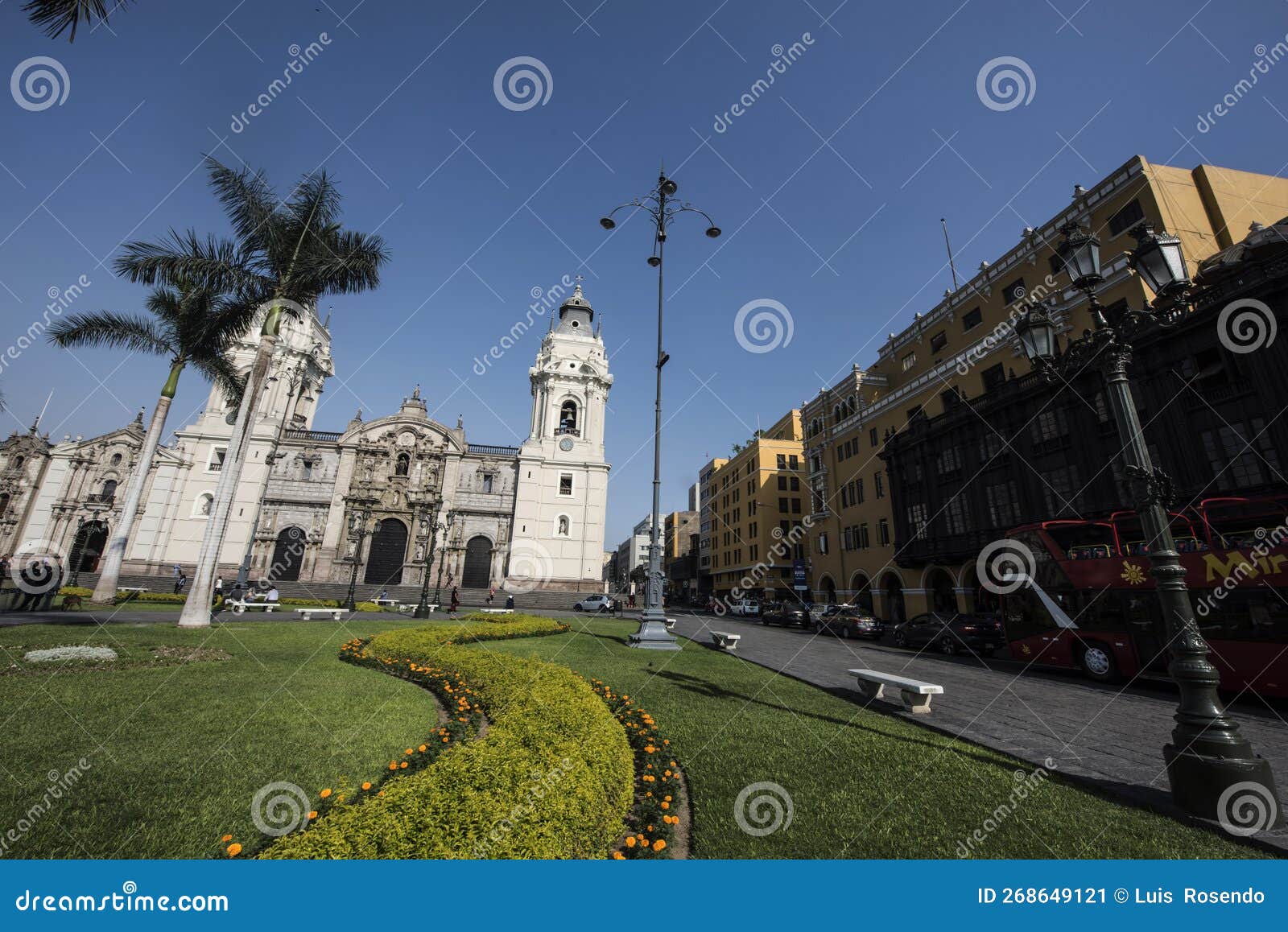 catedral basolica de lima en plaza mayor, lima, peru