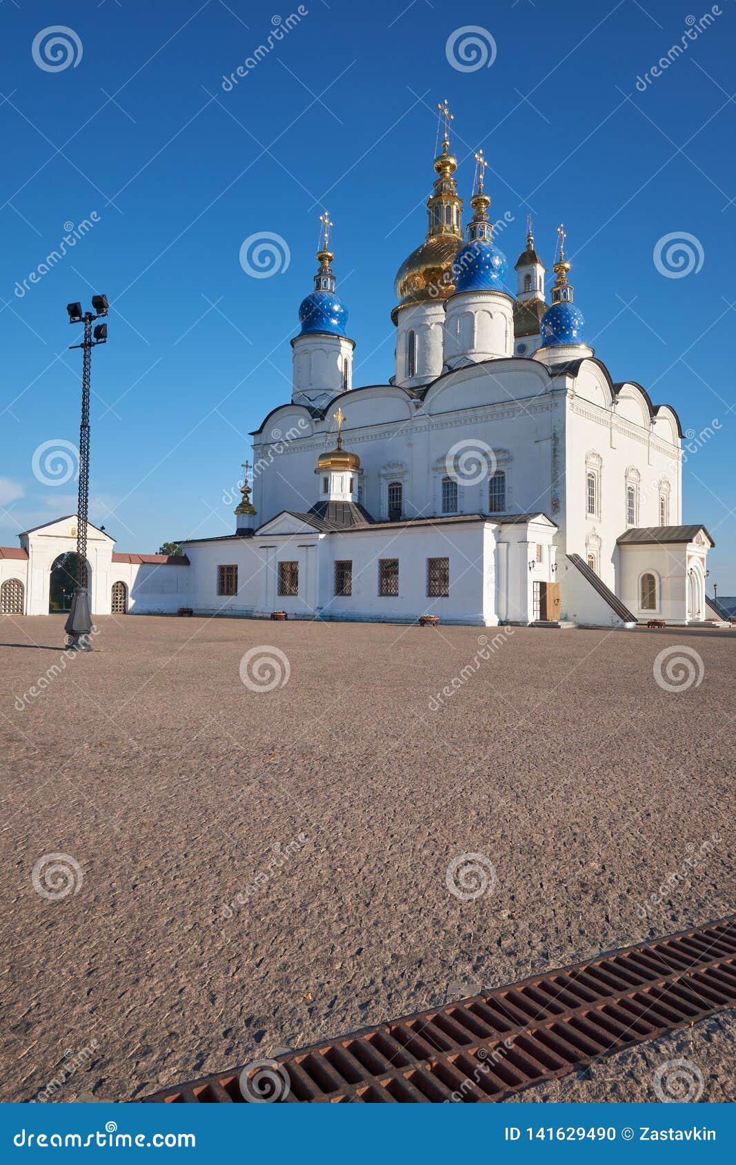 Catedral da Sophia-suposição do St Tobolsk Kremlin Tobolsk Tyumen Oblast Rússia. A vista de catedral cinco-abobadada da Sophia-suposição do St no centro do Kremlin de Tobolsk Tobolsk Tyumen Oblast Rússia