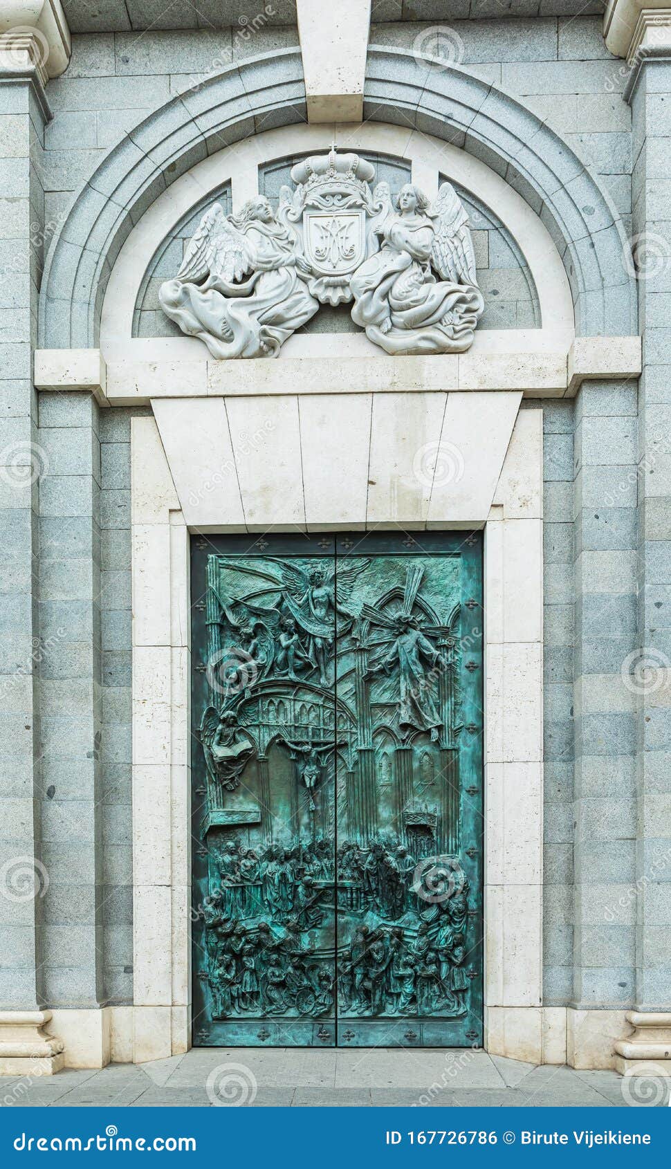 Correspondiente Periódico Confirmación Catedral De Almudena En Madrid, España Foto editorial - Imagen de puerta,  exterior: 167726786