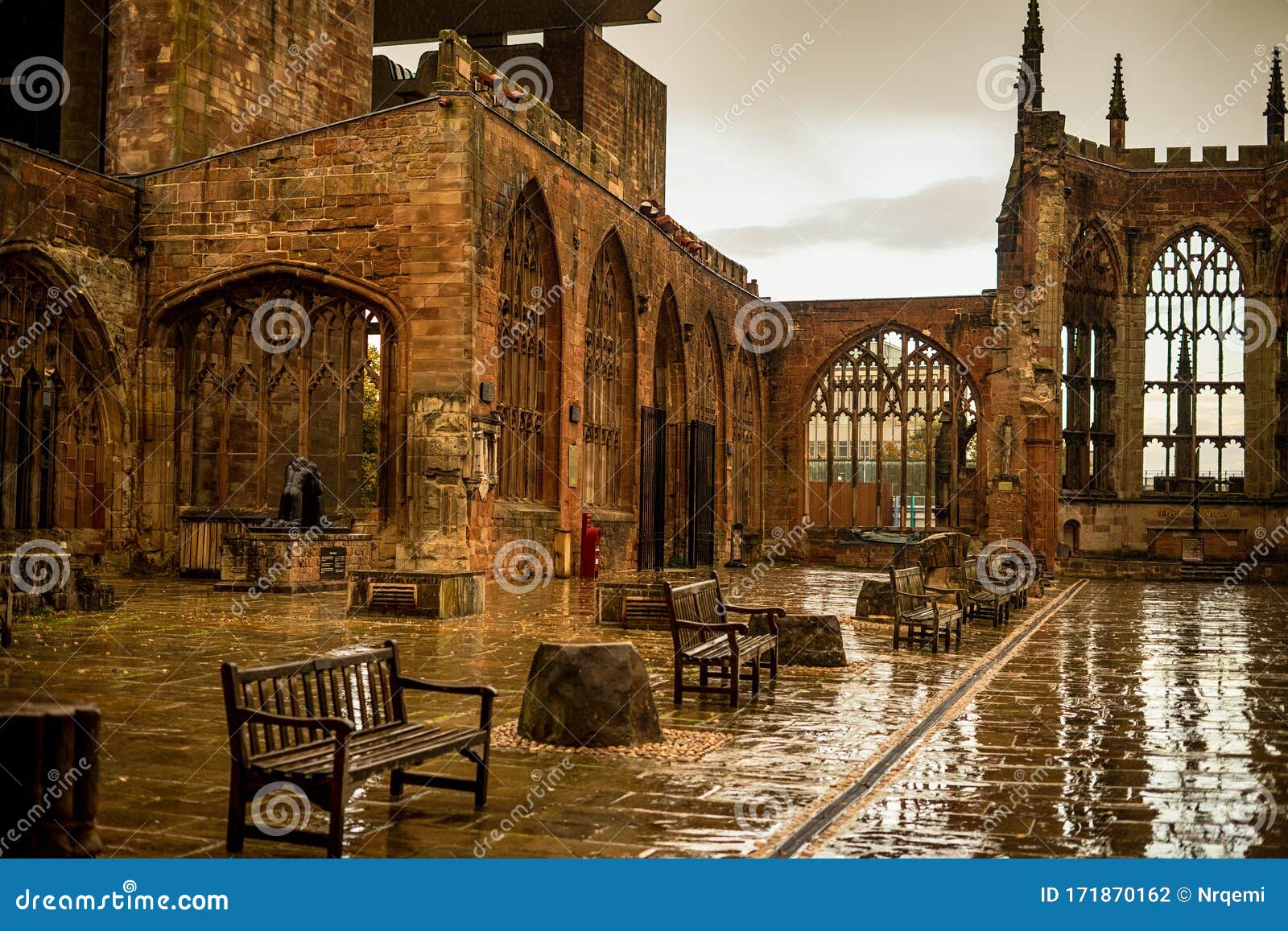 Catedral De Coventry, Lugar Famoso En Midlands Ha Sido Destruido En La Segunda  Guerra Mundial Foto de archivo - Imagen de catedral, europeo: 171870162