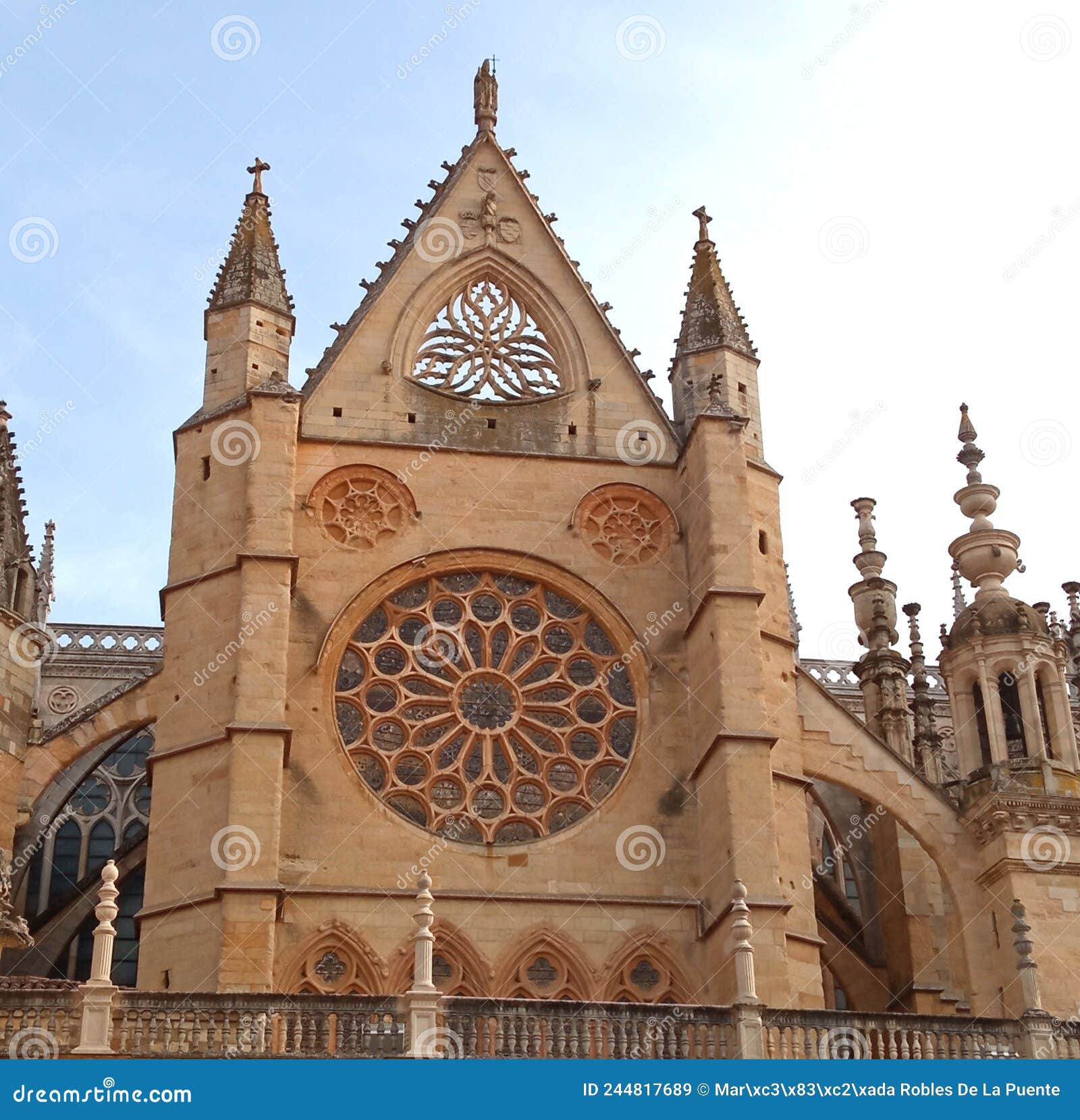 fachada de la catedral de leÃÂ³n, con el roseton y otros os del gotico