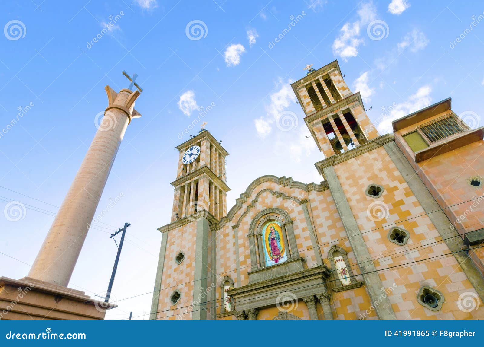 Catedral de Nuestra夫人de瓜达卢佩河，提华纳，墨西哥. Catedral de Nuestra夫人de瓜达卢佩河，第一个天主教会在提华纳，瓜达卢佩河的夫人的墨西哥 大教堂、曲拱、两个塔、专栏、时钟和十字架的外部的看法