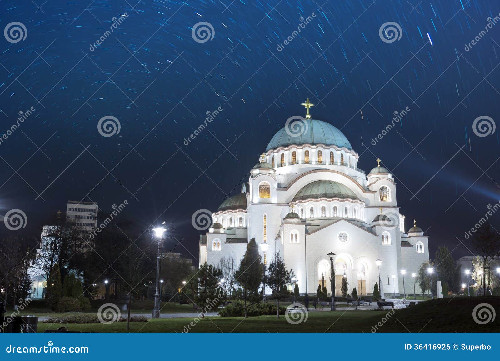 Catedral de Saint Sava Belgrade Serbia. Catedral de Ortodox de Saint Sava na noite stairy, Belgrado, Sérvia