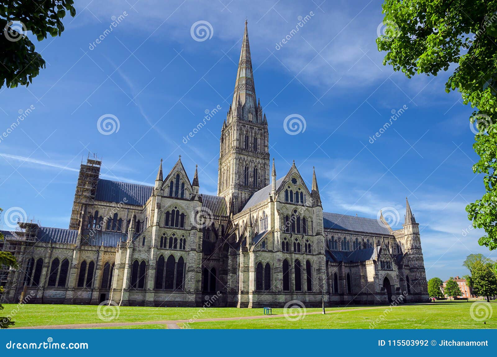 Catedral de Salisbury, en estación de primavera, Salisbury, Inglaterra. Catedral de Salisbury con el parque verde en estación de primavera, Salisbury, Inglaterra