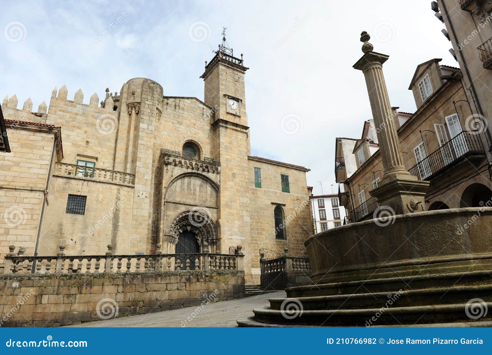 catedral de san martin en la plaza do trigo ourense orense, galicia, espaÃÂ±a