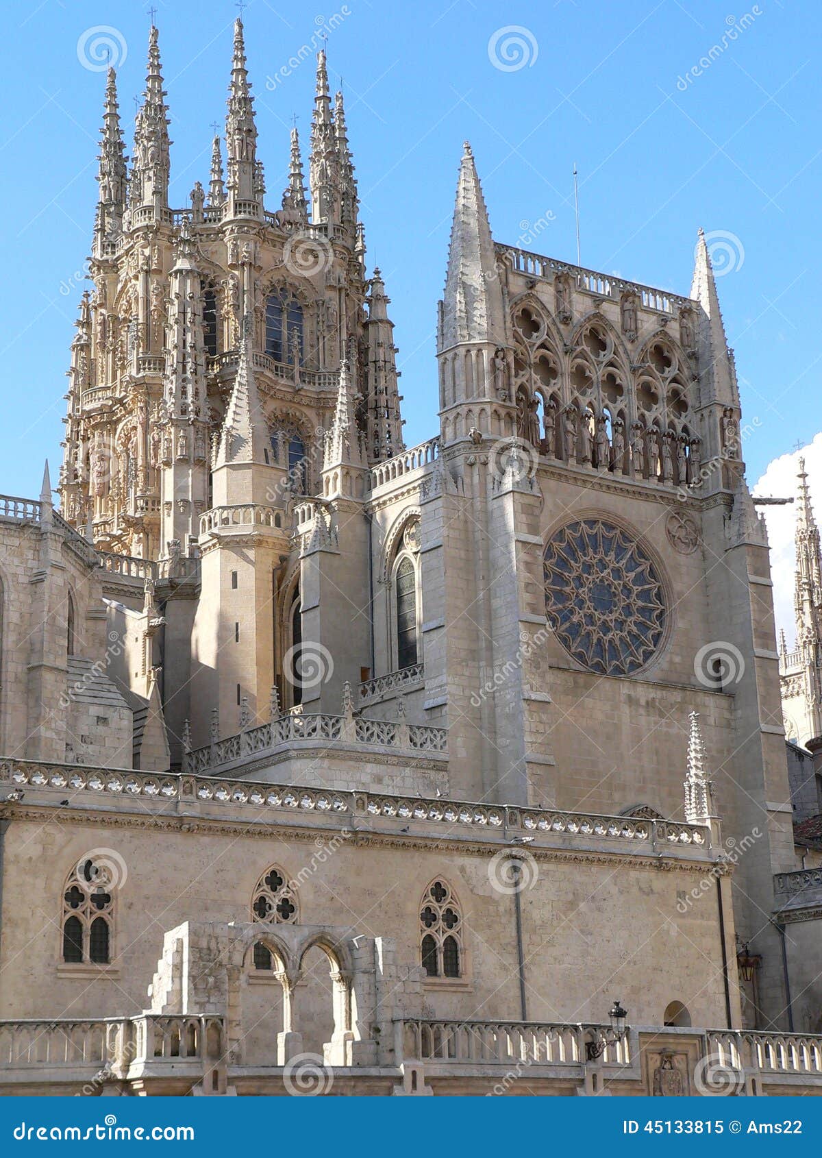 Catedral de Santa Maria, Burgos (Spanien). Södra sikt av den gotiska domkyrkan i Burgos, Spanien Konstruktion på Burgos den gotiska domkyrkan började i 1221 och spände över främst mellan de 13th och 15th århundradena