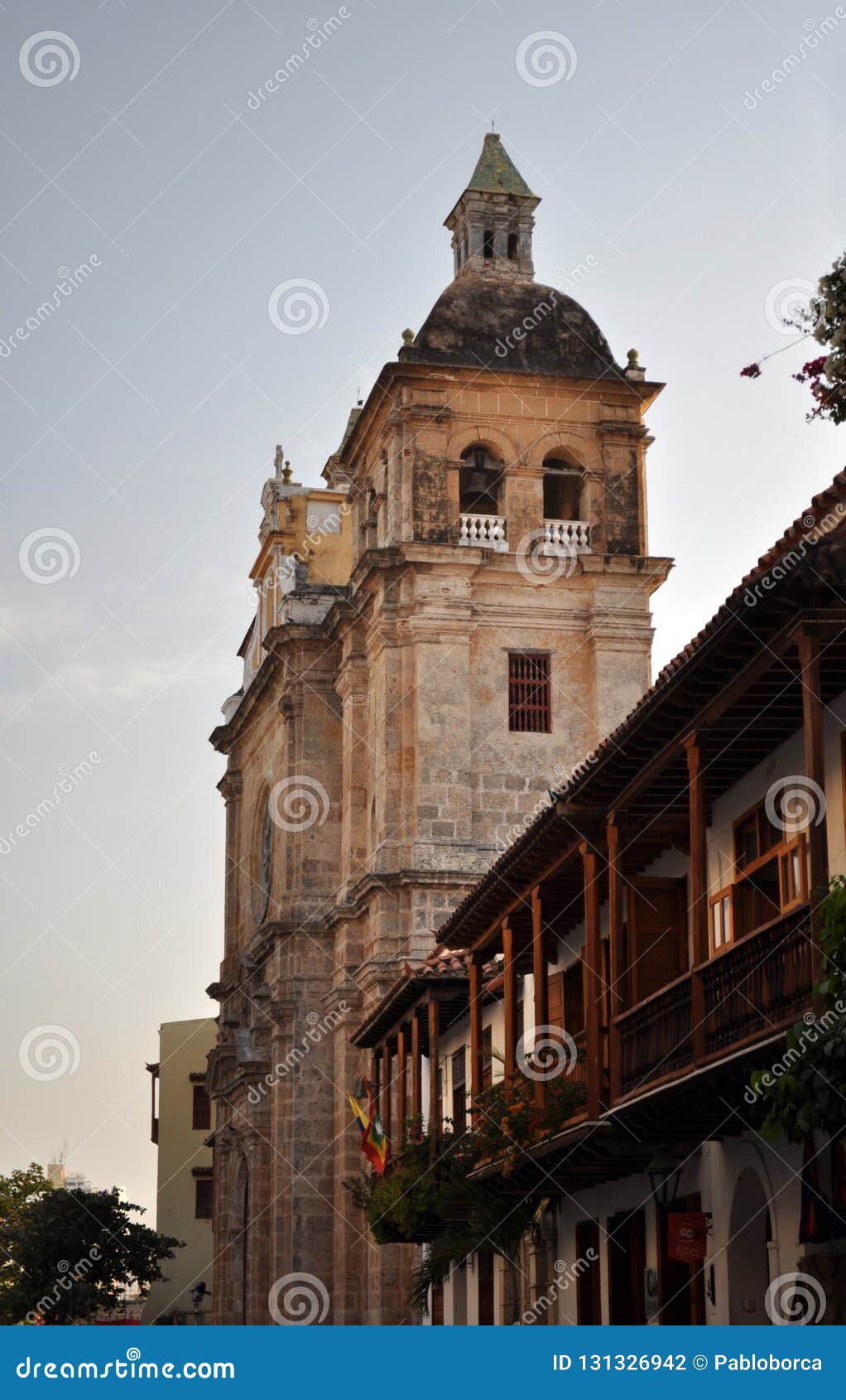 Catedral Imponente En El Viejo Centro Histórico De Cartagena, Colombia Foto  de archivo - Imagen de tropical, colorido: 131326942