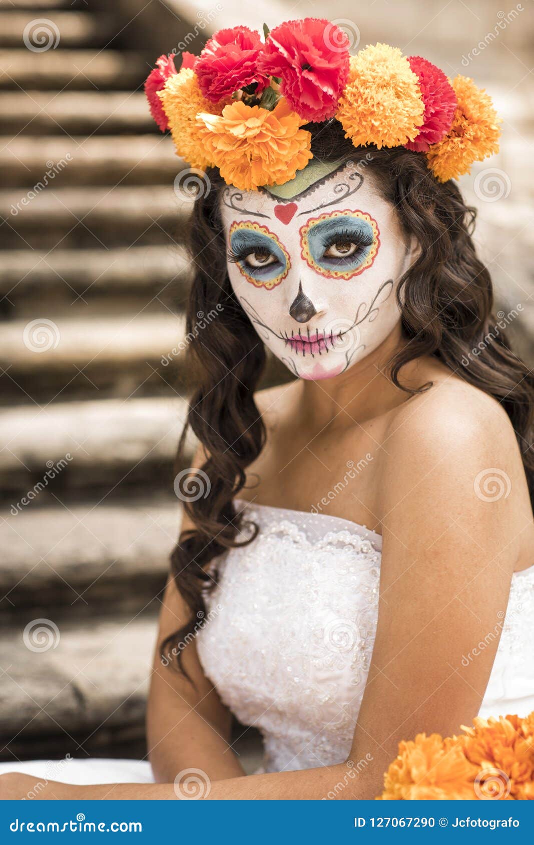 Catrin and Catrina in Cemetery Stock Photo - Image of halloween, flowers:  127067290