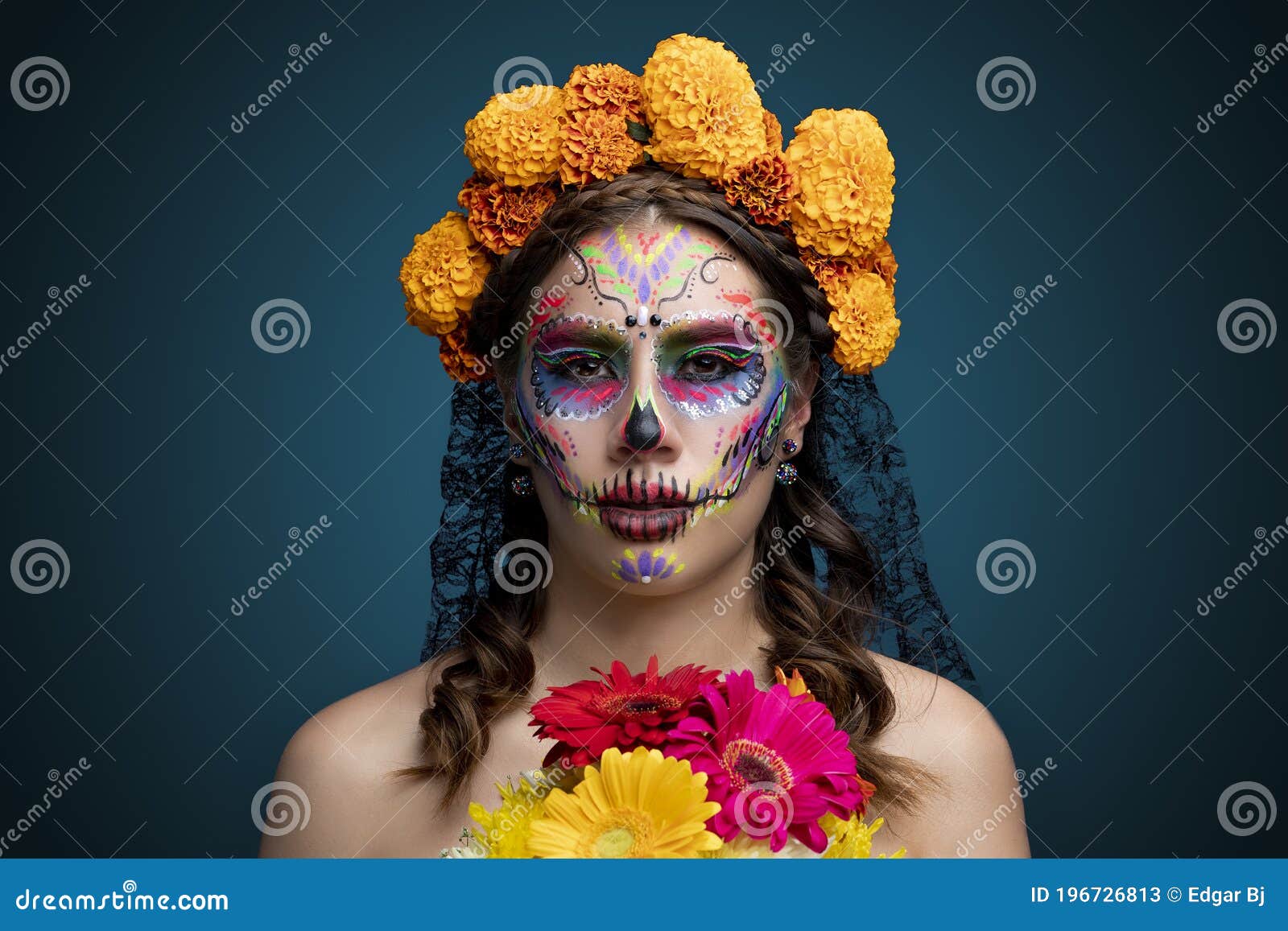 Catrina Con Flor De Muerto En La Cabeza Y En Las Manos Imagen de archivo - Imagen de negro, muerto: 196726813 Catrina Con Flor De Muerto En La Cabeza Y En Las Manos Imagen de archivo - Imagen de negro, muerto: 196726813