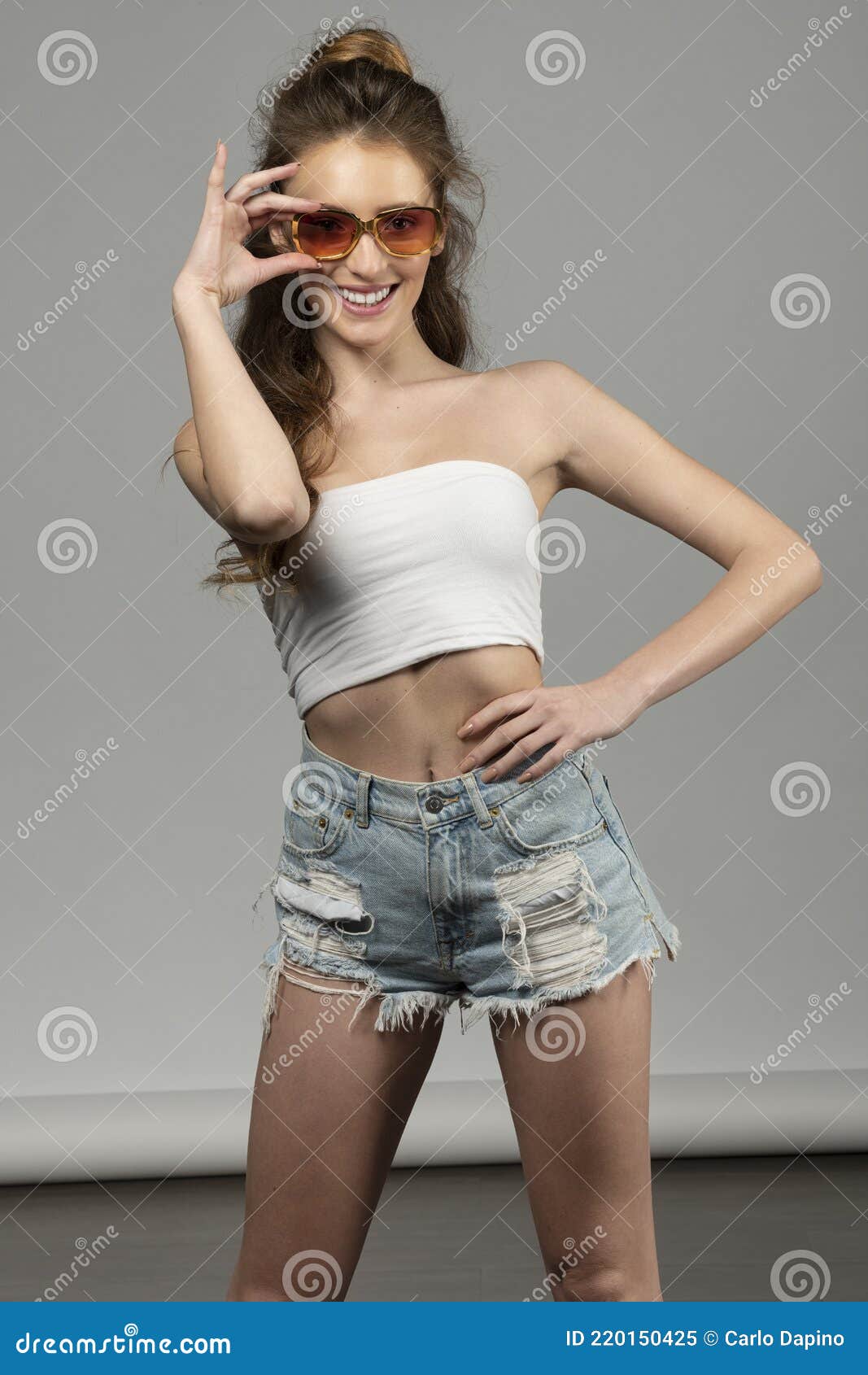 Wrijven Politieagent koolhydraat Caucasiaans Meisje Met Sexy Top En Korte Broek Stock Afbeelding - Image of  spijkerbroek, hipster: 220150425