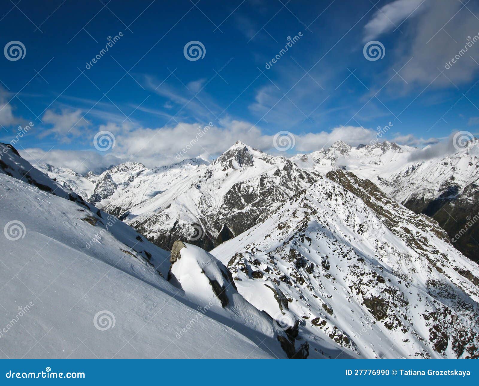 Caucasian berg, Elbrus, wild bergliggande, snow-clad höga bergmaxima, snow och blå sky, Caucasm Caucasus, Ryssland, panorama