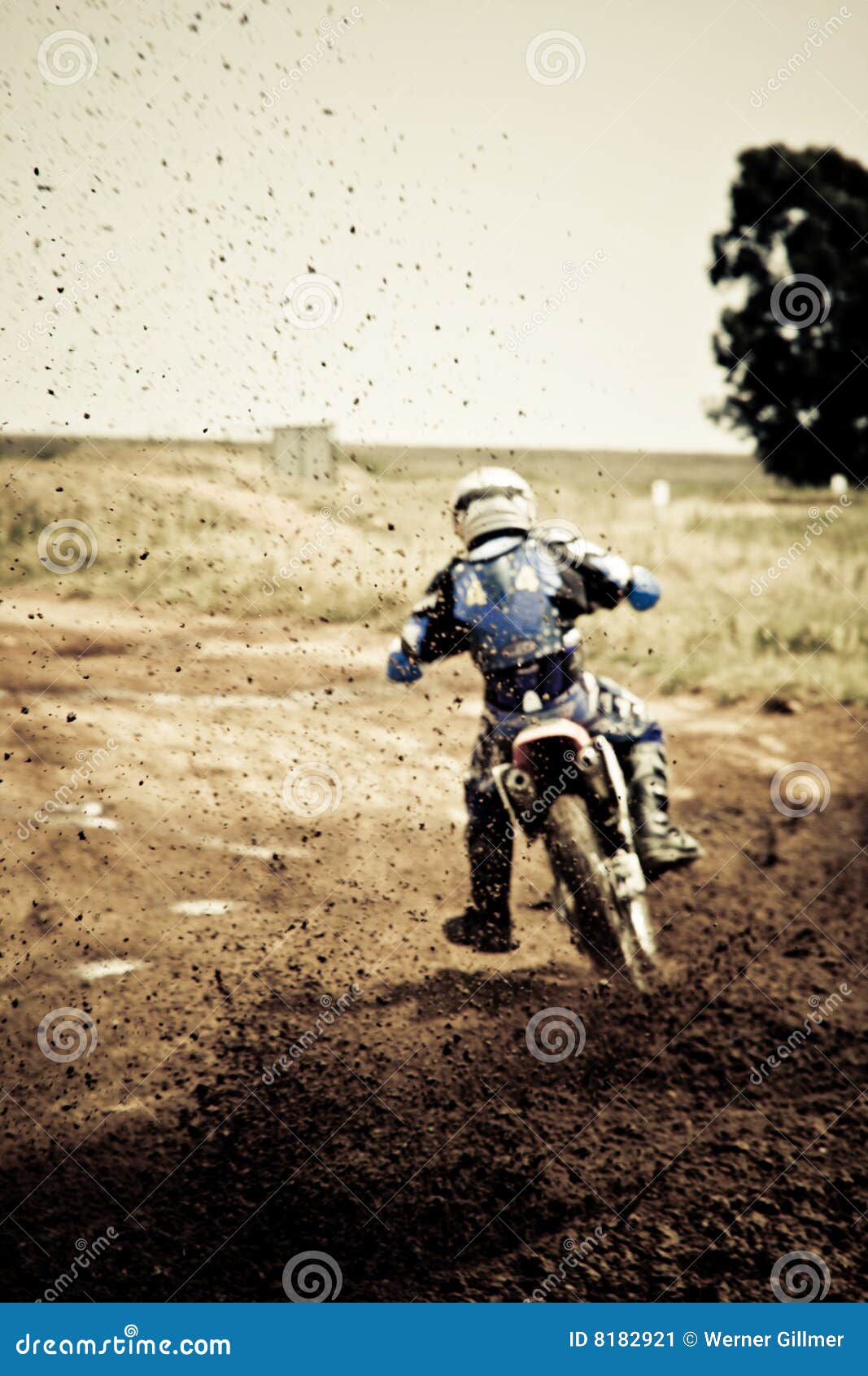 Motocicleta De Competência Amarela Na Trilha Do Motocross Fora Da