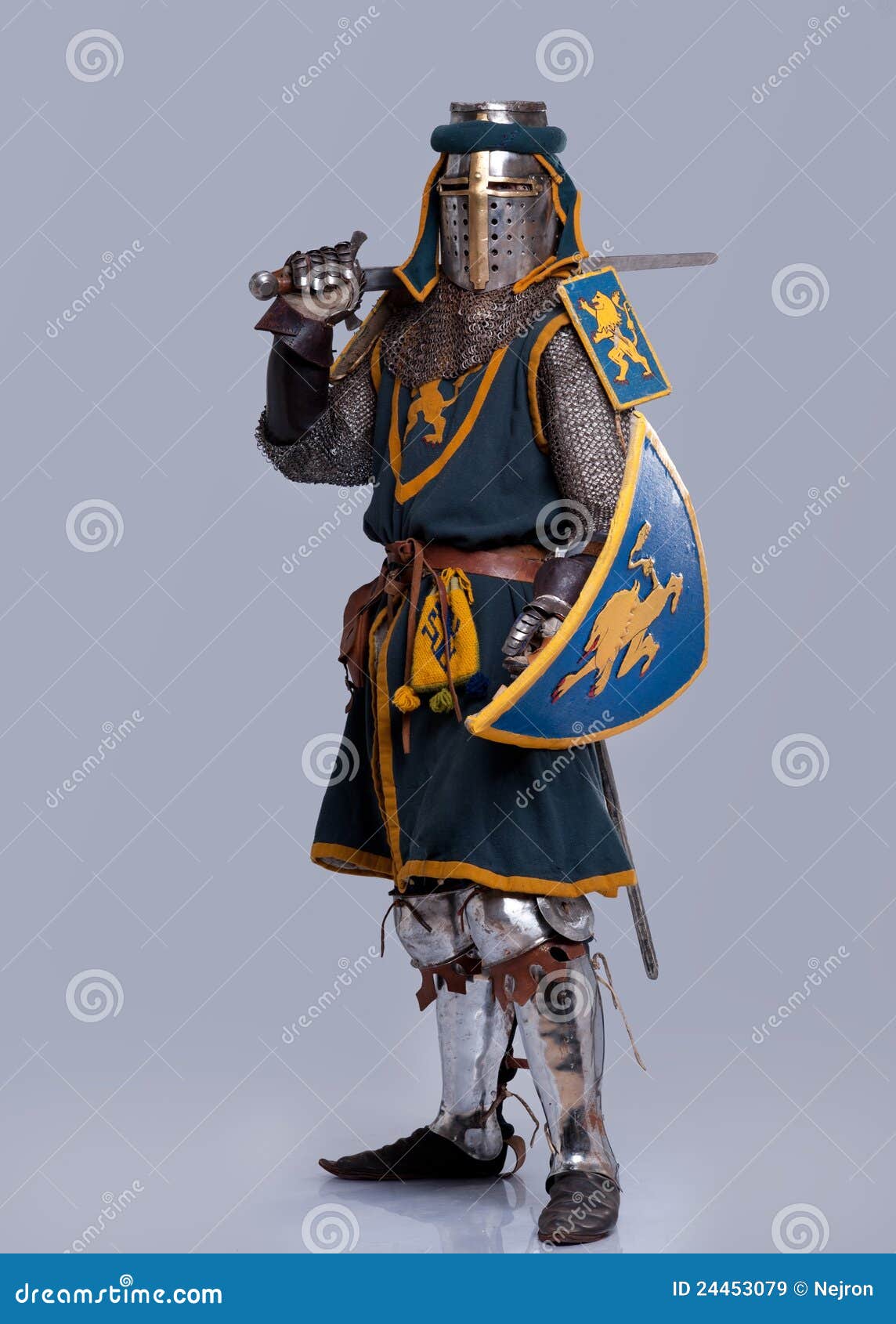 Cavaleiro na armadura. imagem de stock. Imagem de horizontal - 33244009