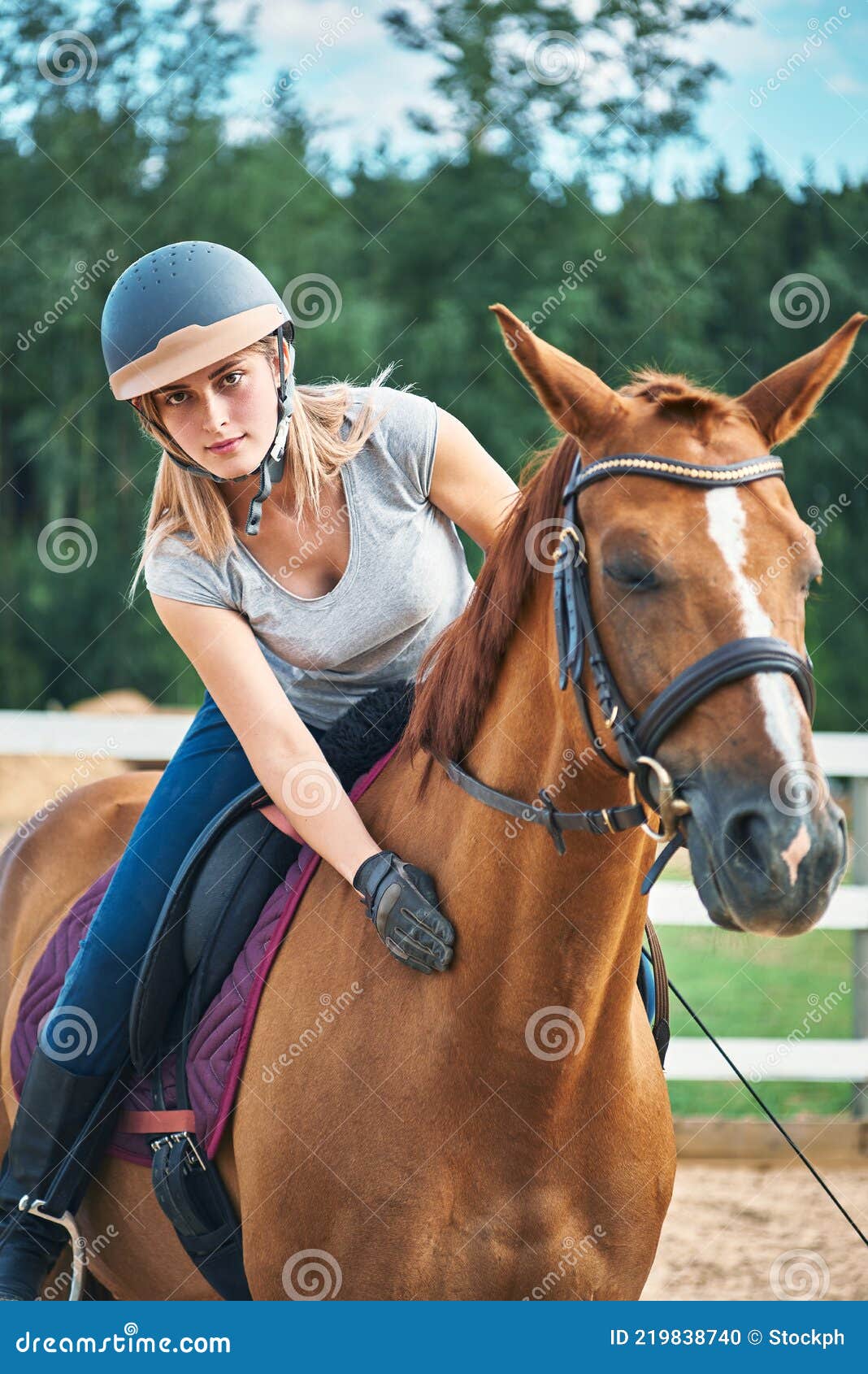 Garota No Capacete Sentada No Cavalo Cinza Atrás E Pulando Sobre