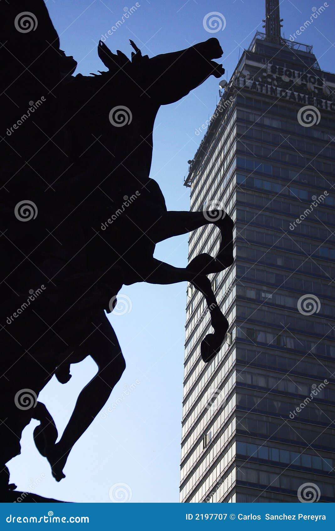 Detalhe da silhueta da estátua e do cavalo do bronce com as asas com o torre Latinoamericana na parte traseira na frente do palácio em Cidade do México, México, América Latin