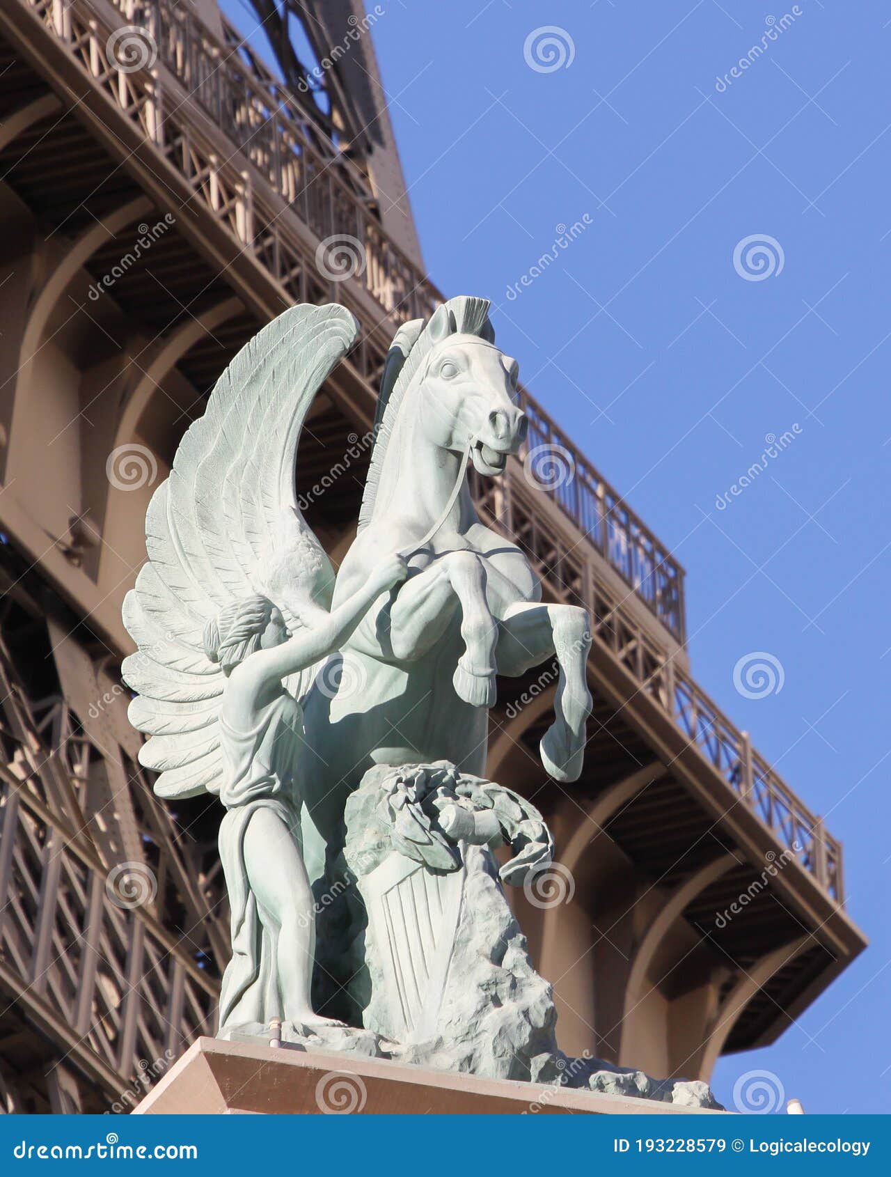 Estátua De Cavalo Em Frente a Um Céu Nublado Foto de Stock