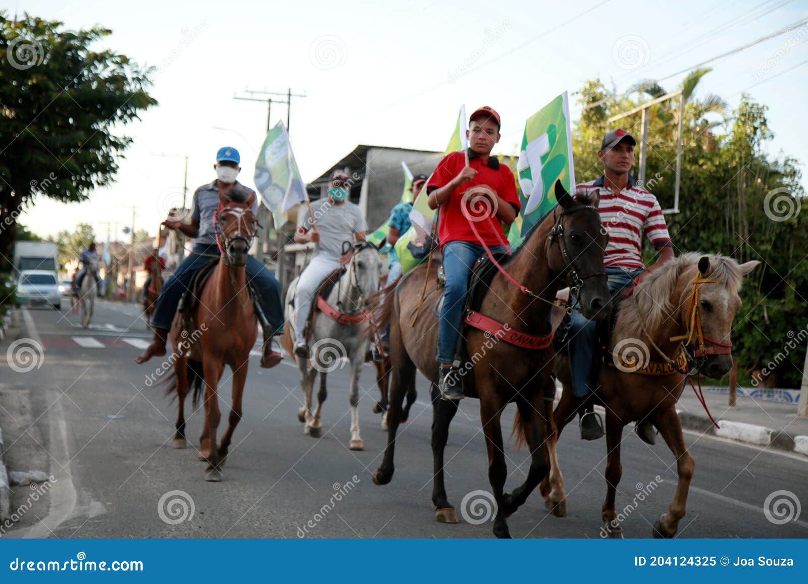 Cavalo cavalgando na bahia imagem editorial. Imagem de freio