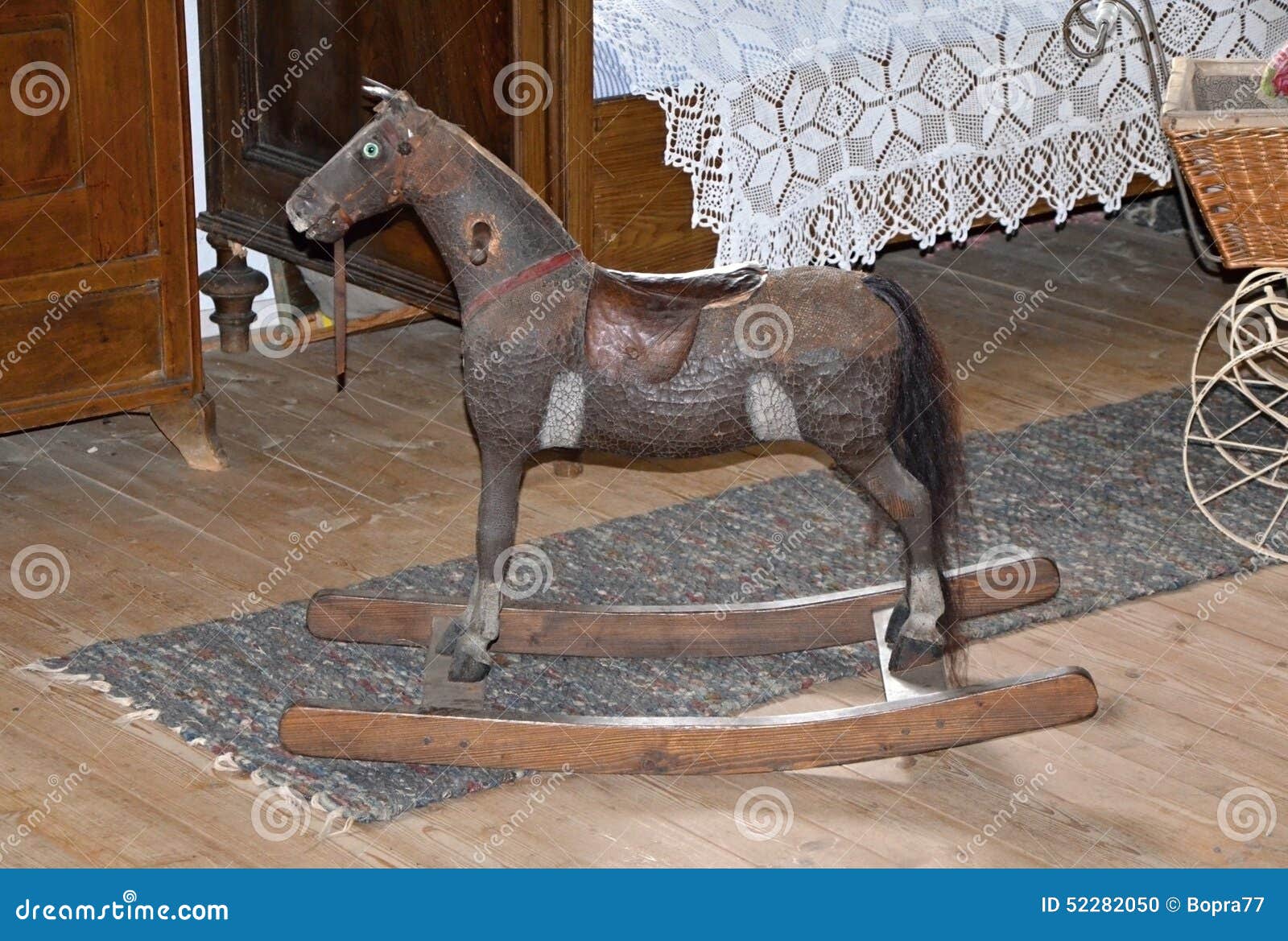 Cavalo de balanço um lindo brinquedo antigo uma imagem para colorir para  crianças