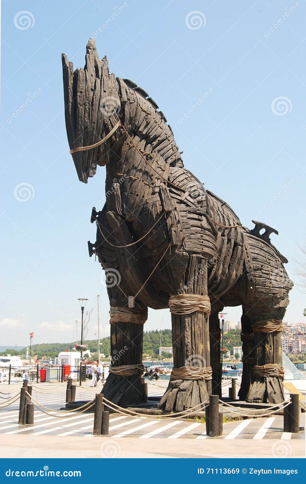 O cavalo de madeira de troy o cavalo de tróia original usado no filme troy  em pé na costa de egeu