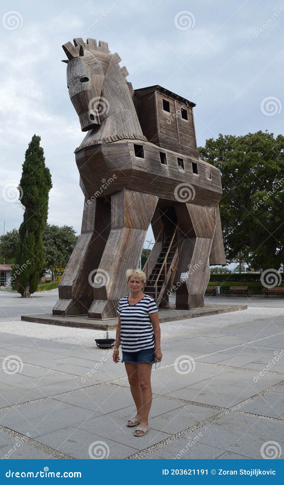 O cavalo de madeira de troy o cavalo de tróia original usado no filme troy  em pé na costa de egeu