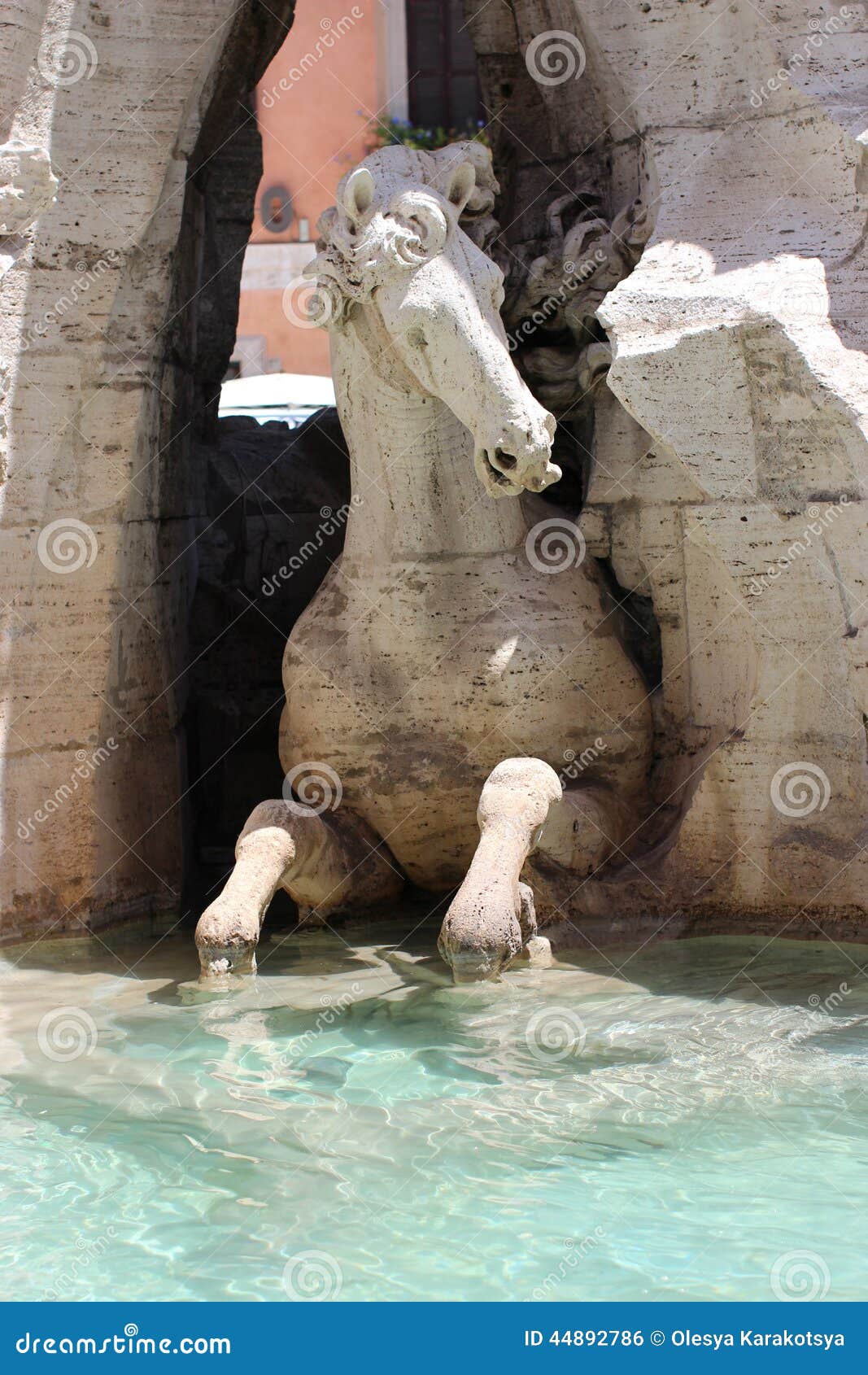 Cavalo do detalhe de uma fonte de quatro rios. Detalhe o cavalo de uma fonte de quatro rios (dei Quattro Fiumi de Fontana) projetados em 1651 por Gian Lorenzo Bernini, piaza Navona, Roma, Itália