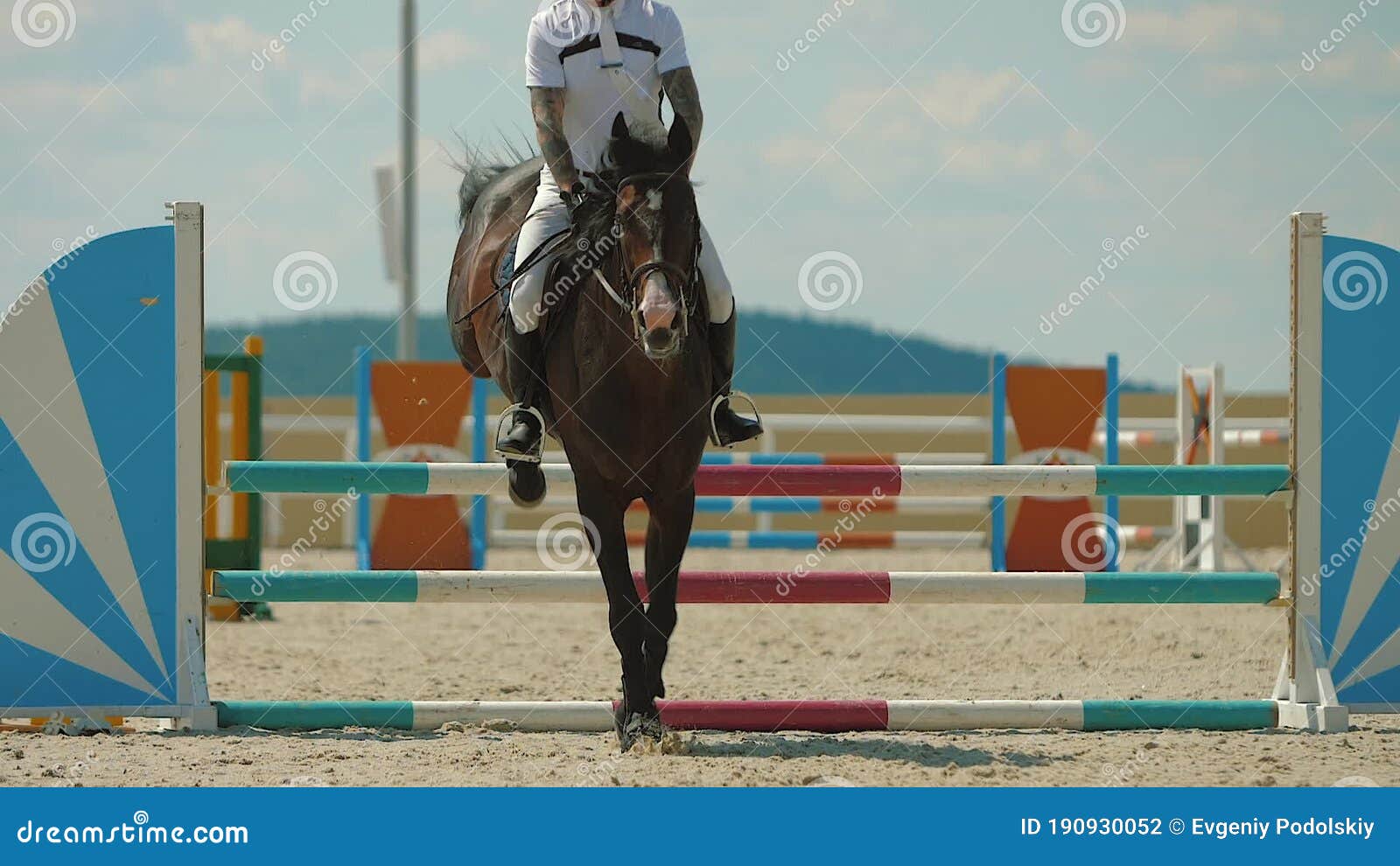 Mulher-cavalo Cavalgando a Cavalo Marrom E Pulando a Cerca Na Arena De  Sandy Parkour Salto De Treinamento Competitivo Filme - Vídeo de cantor,  mostra: 160093714