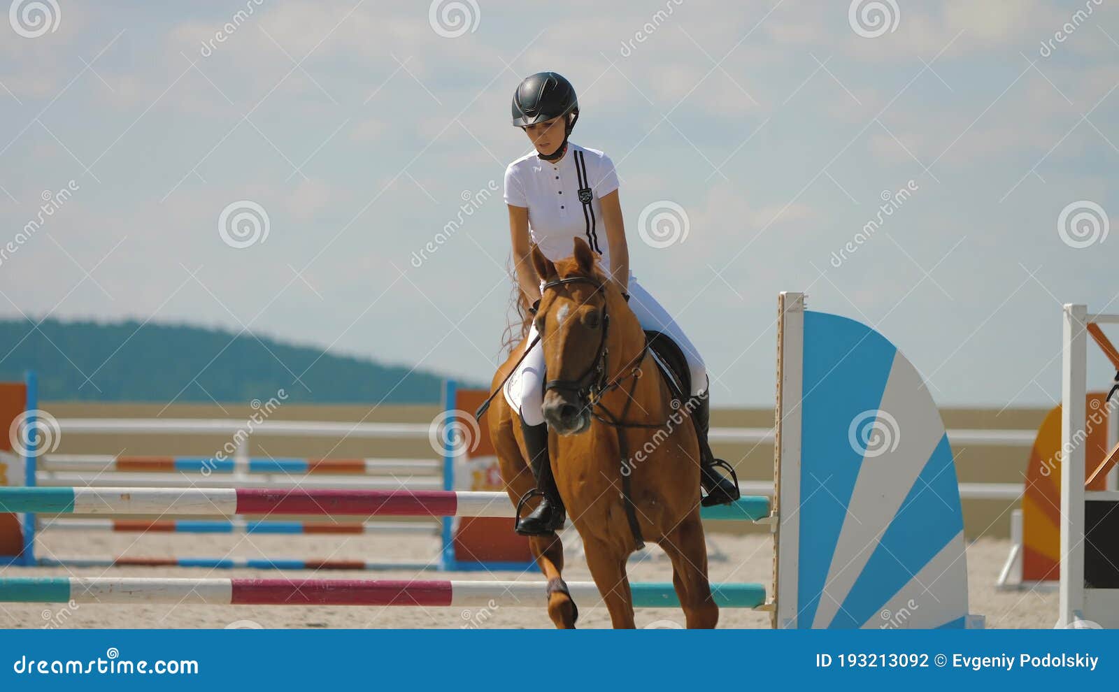 Mulher-cavalo Cavalgando a Cavalo Marrom E Pulando a Cerca Na Arena De  Sandy Parkour Salto De Treinamento Competitivo Filme - Vídeo de cantor,  mostra: 160093714