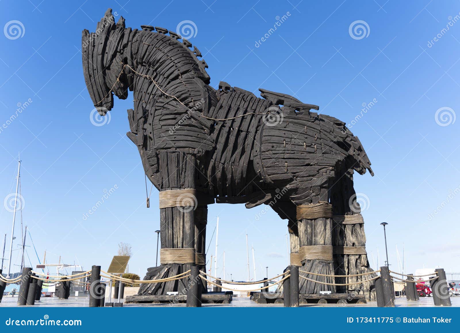 Cavalo De Troia De Madeira Do Filme Troy Foi Doado à Cidade De Canakkale  Imagem de Stock - Imagem de helena, dardanelles: 123322515