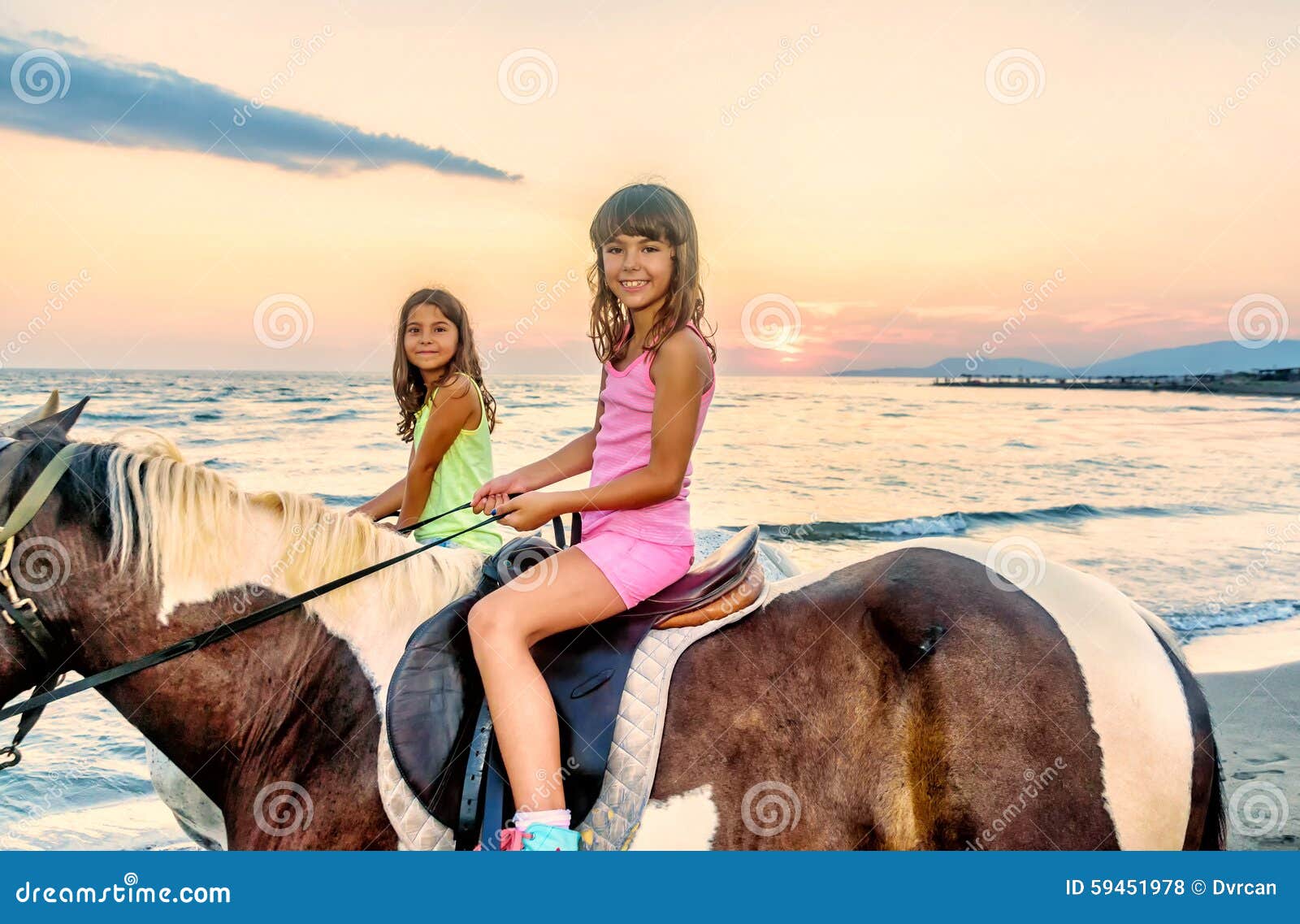 Cavalo De Equitação De Duas Meninas No Verão Em Ada Bojana, Monte Foto de  Stock - Imagem de meninas, povos: 76639270