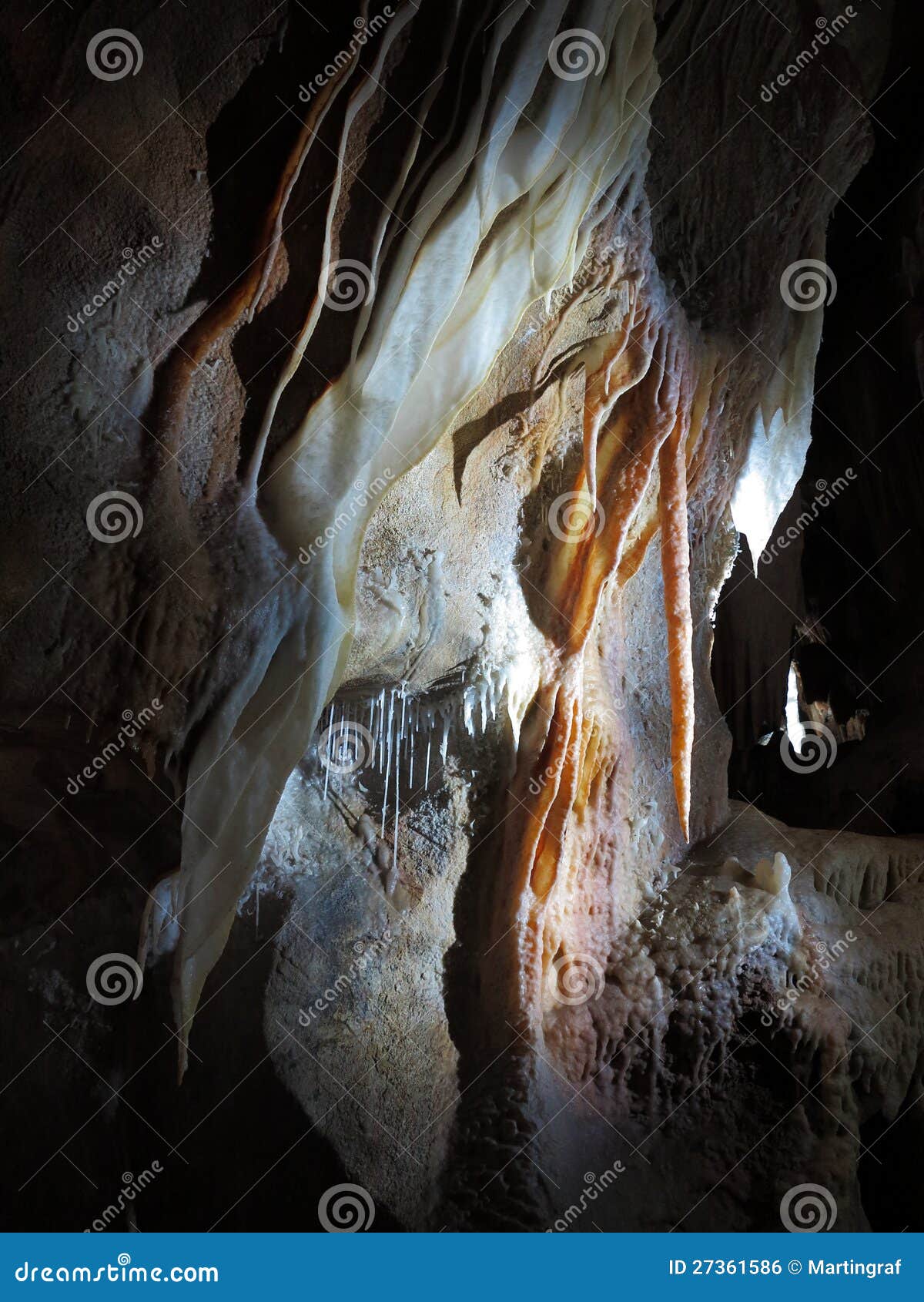 details of cave formations in jenolan caves, australia