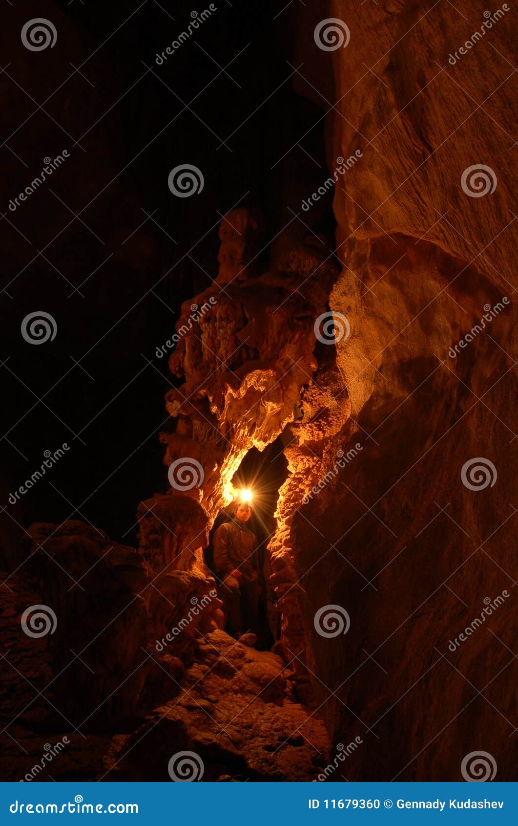 Caver in una grande e caverna scura