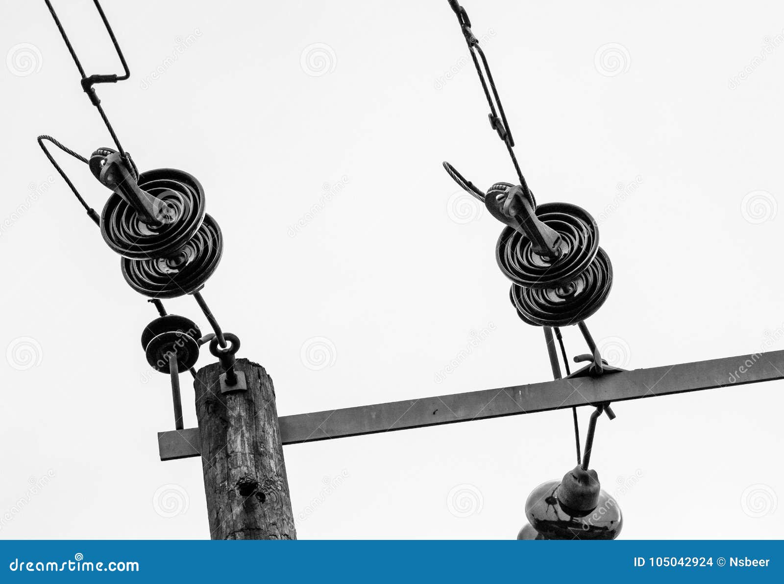 Cavi Ad Alta Tensione E Isolanti Di Corrente Elettrica Veduti Sui Pali Di  Legno Fotografia Stock - Immagine di isolamento, griglia: 105042924