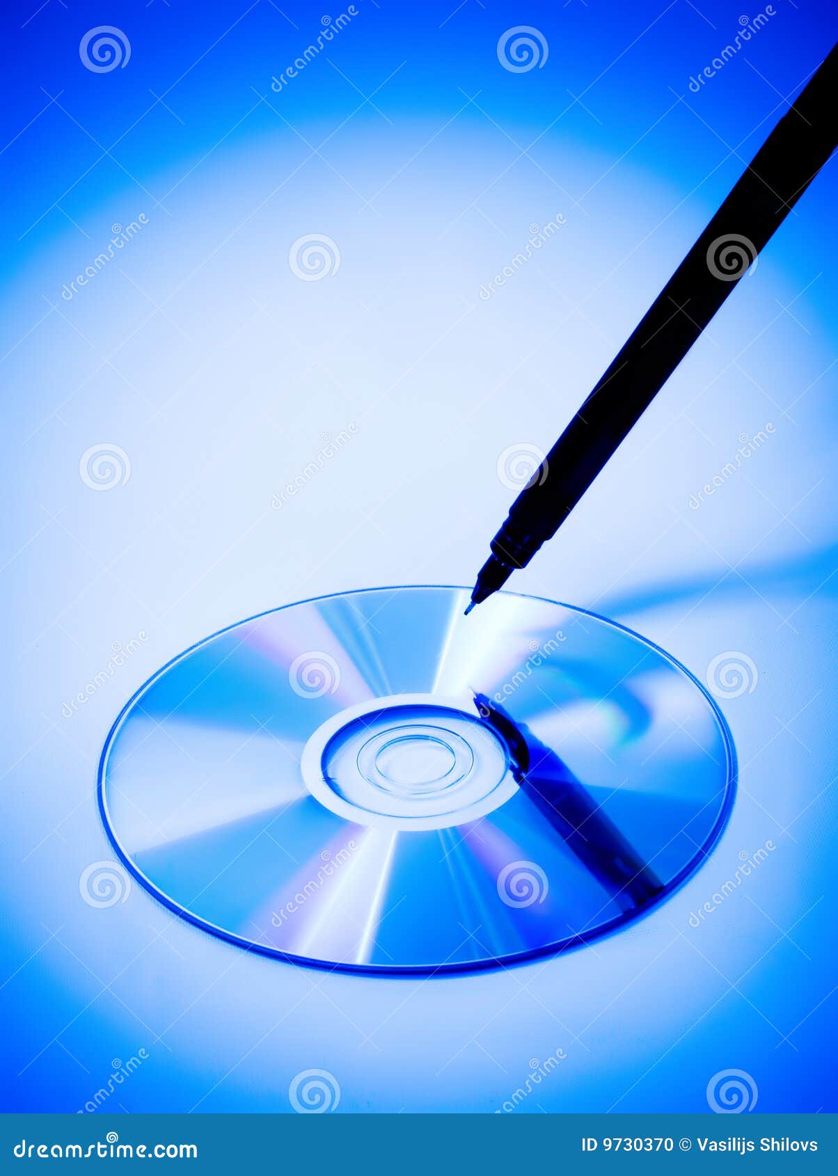 CD/DVD het schrijven. Het schrijven van de pen gegevens in een lege CD/DVD in blauw licht