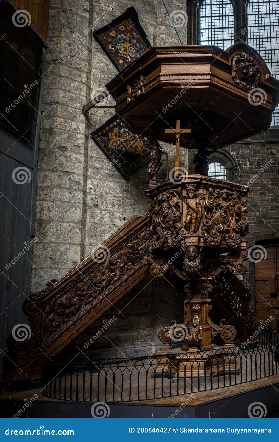 Ce Magnifique Podium De Chaire D'église Conçu Dans Une église à Gand Image  stock - Image du europe, destination: 200846427