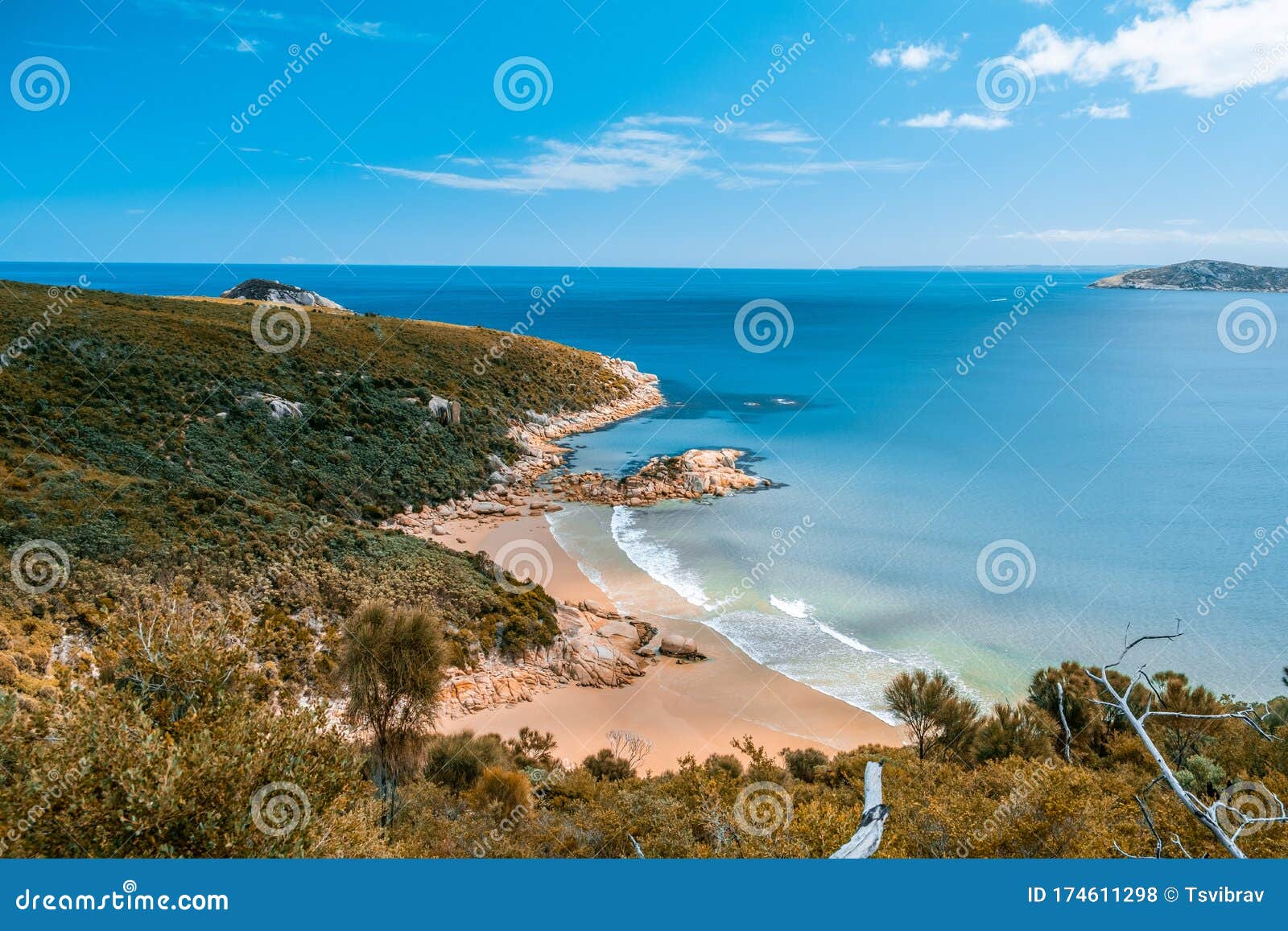 ÃÅ¾cean coastline with beaches and hills.